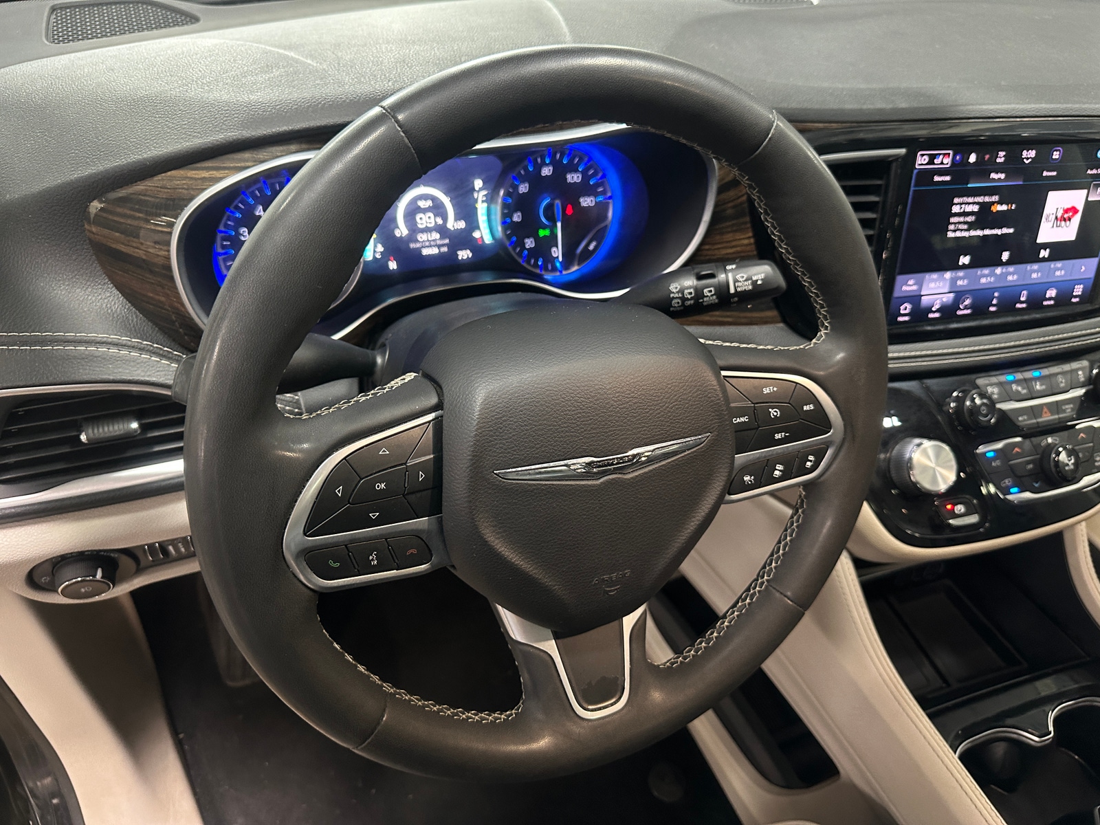 Thumbnail: 2022 Chrysler Pacifica - 4