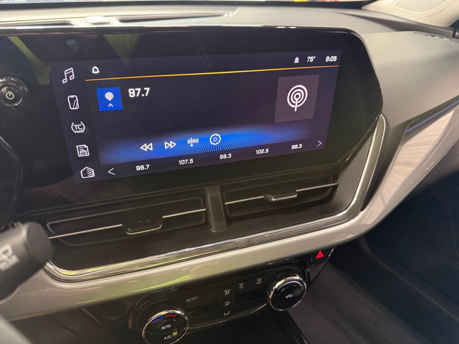 Thumbnail: 2025 Chevrolet Trax - 3