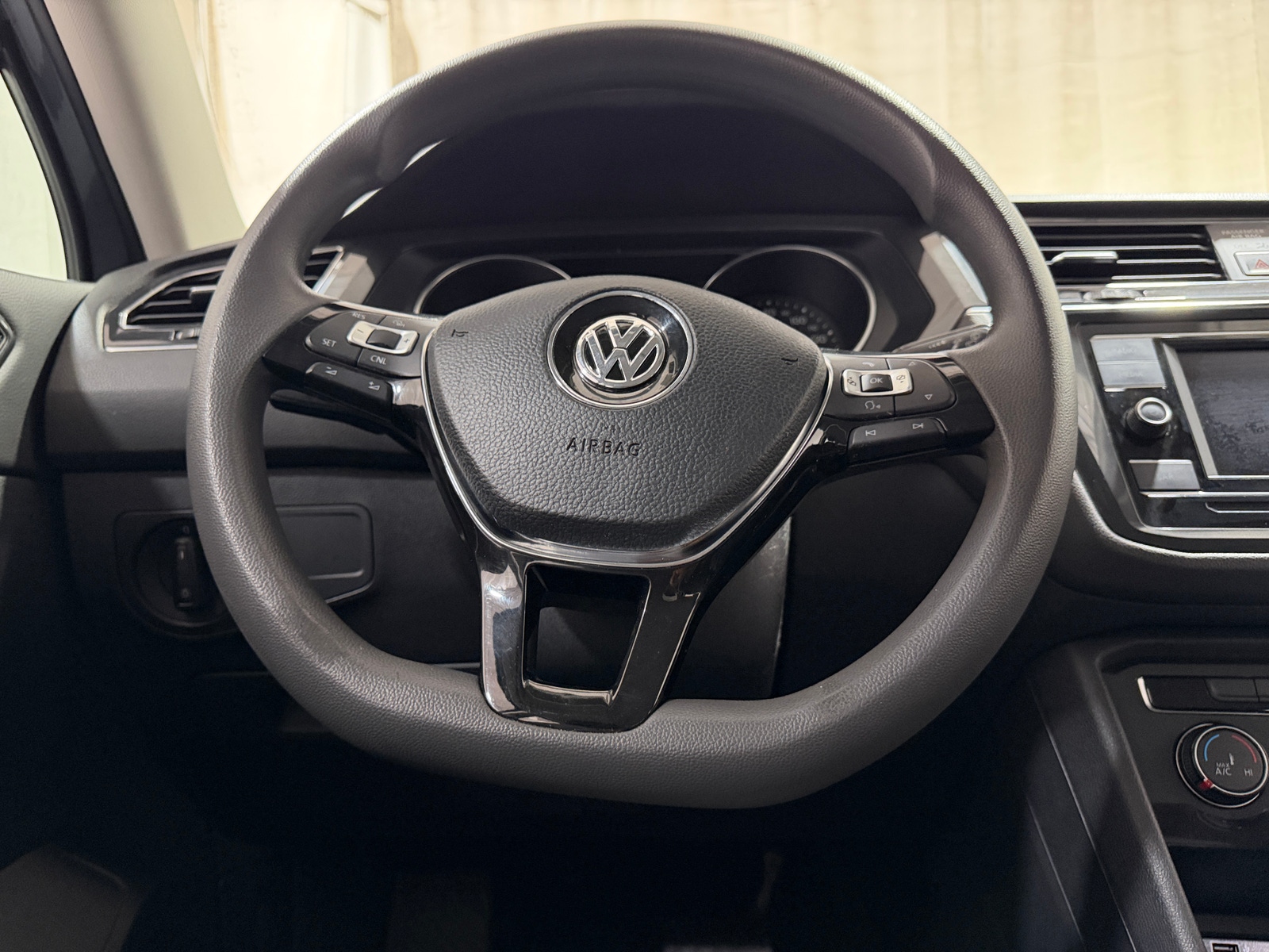 Thumbnail: 2018 Volkswagen Tiguan - 5