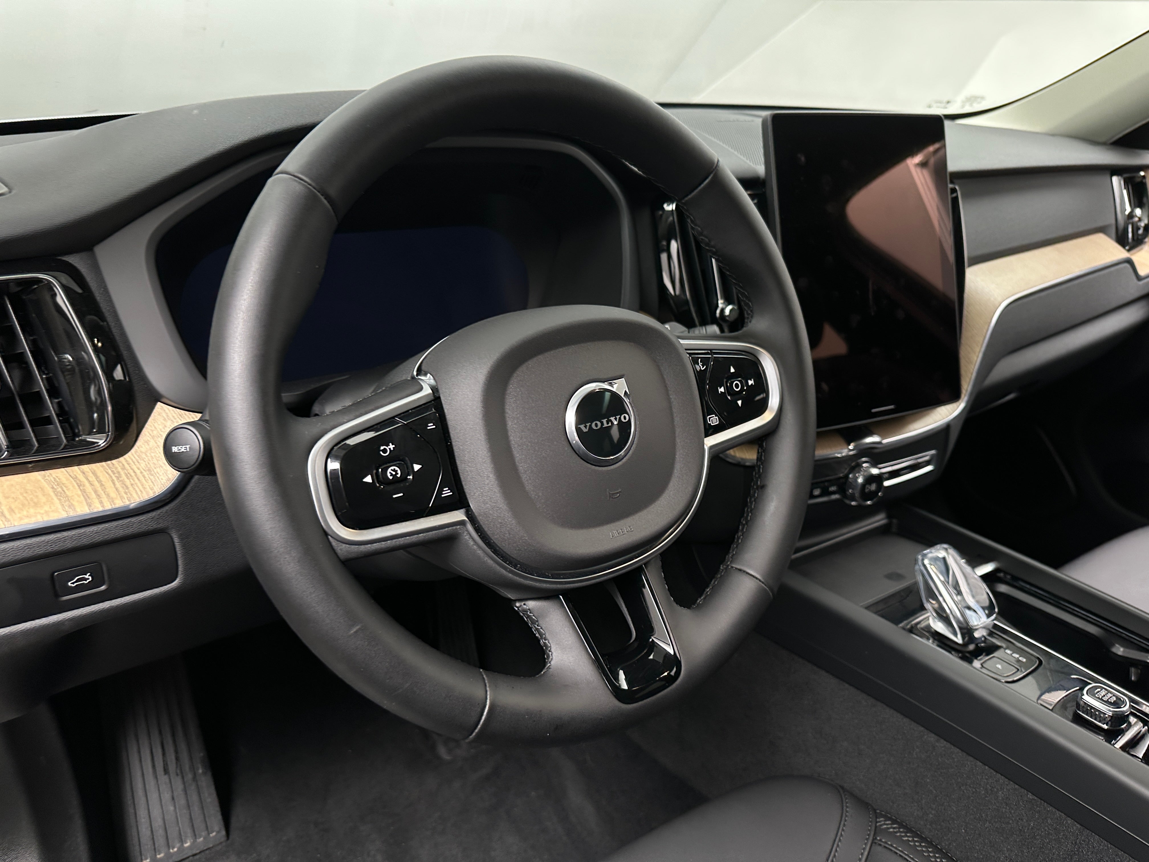 2026 Volvo XC60 Plus - Photo 6