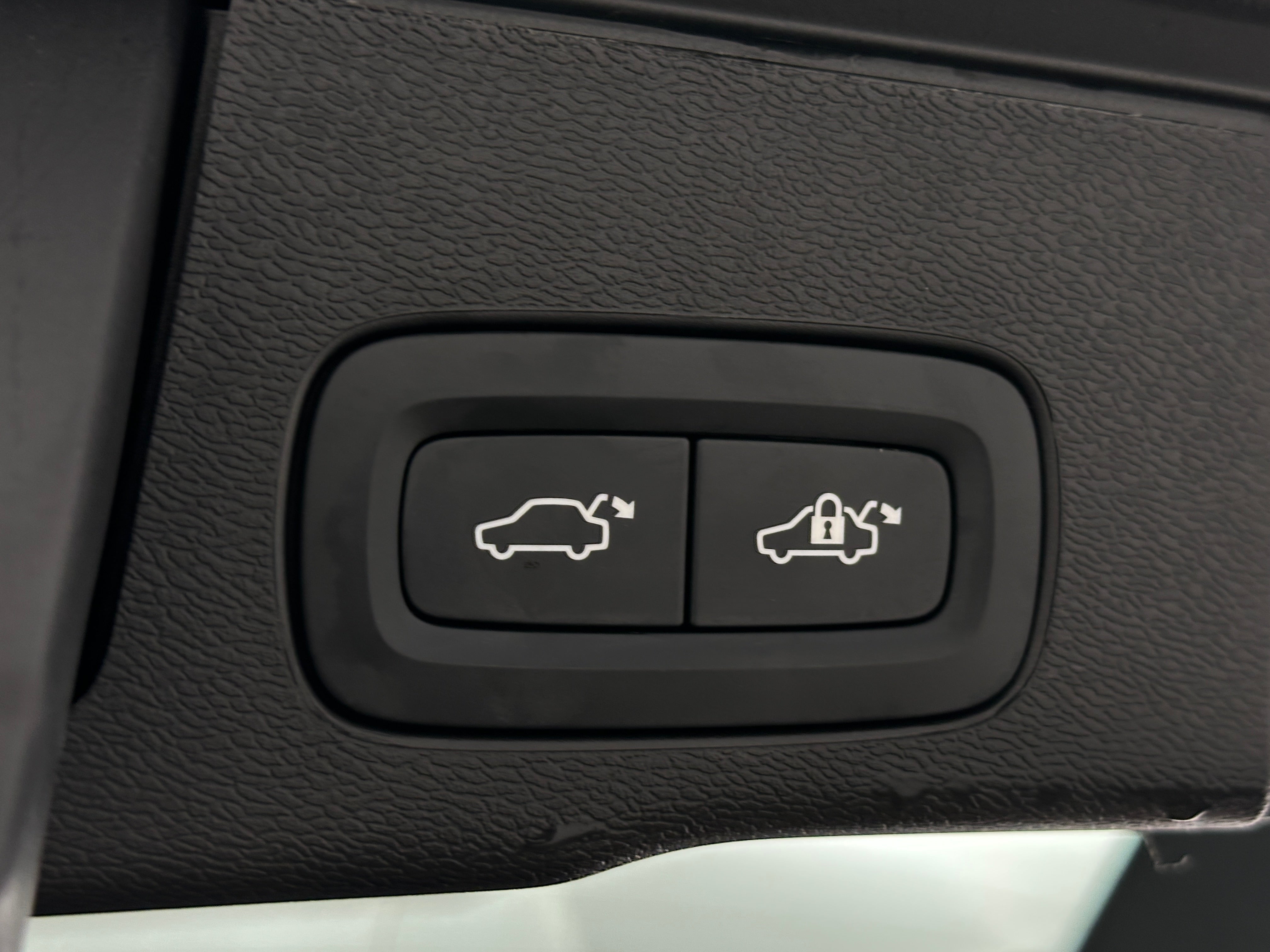 2026 Volvo XC60 Plus - Photo 8
