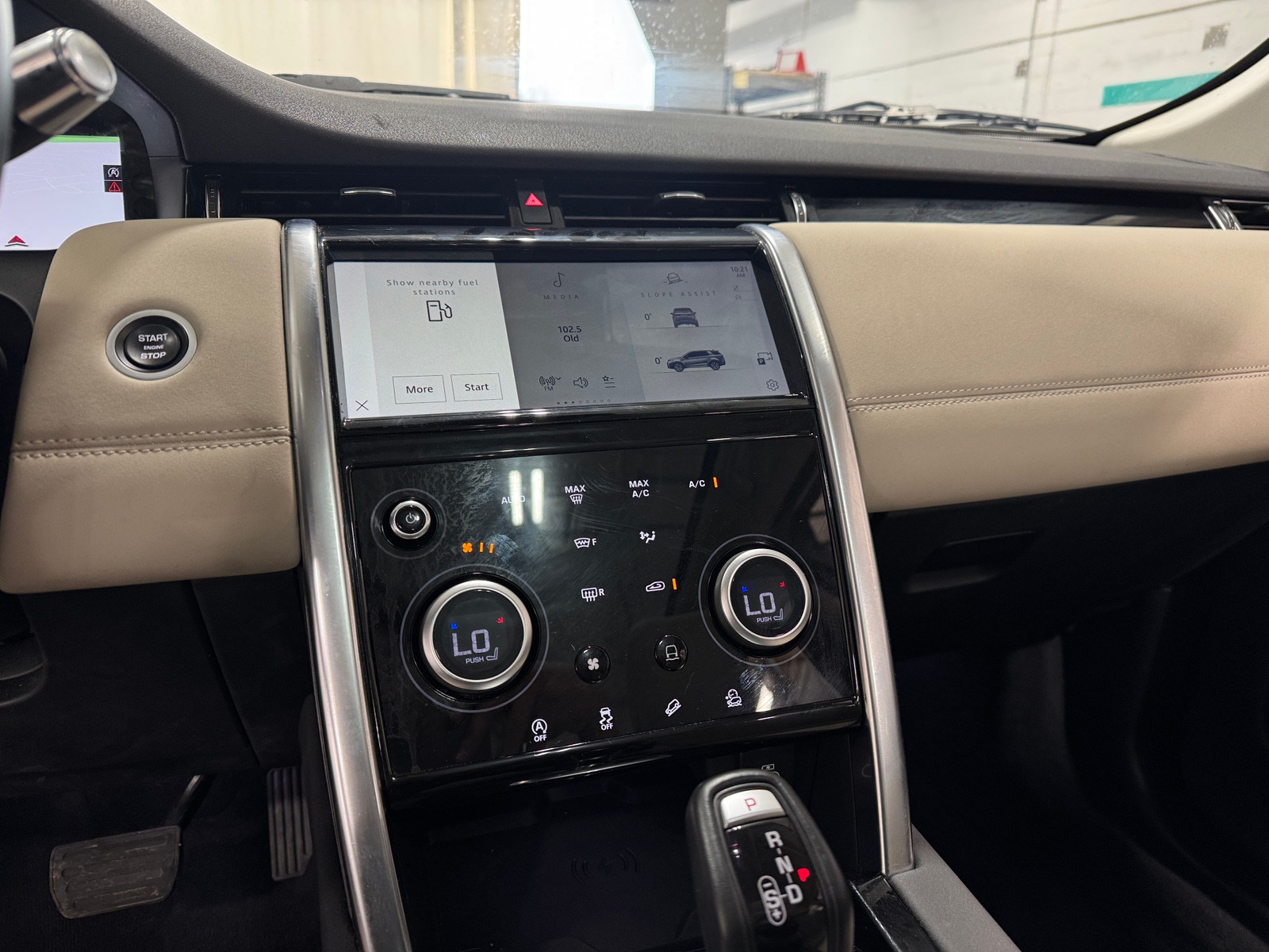 Thumbnail: 2021 Land Rover Discovery Sport - 3