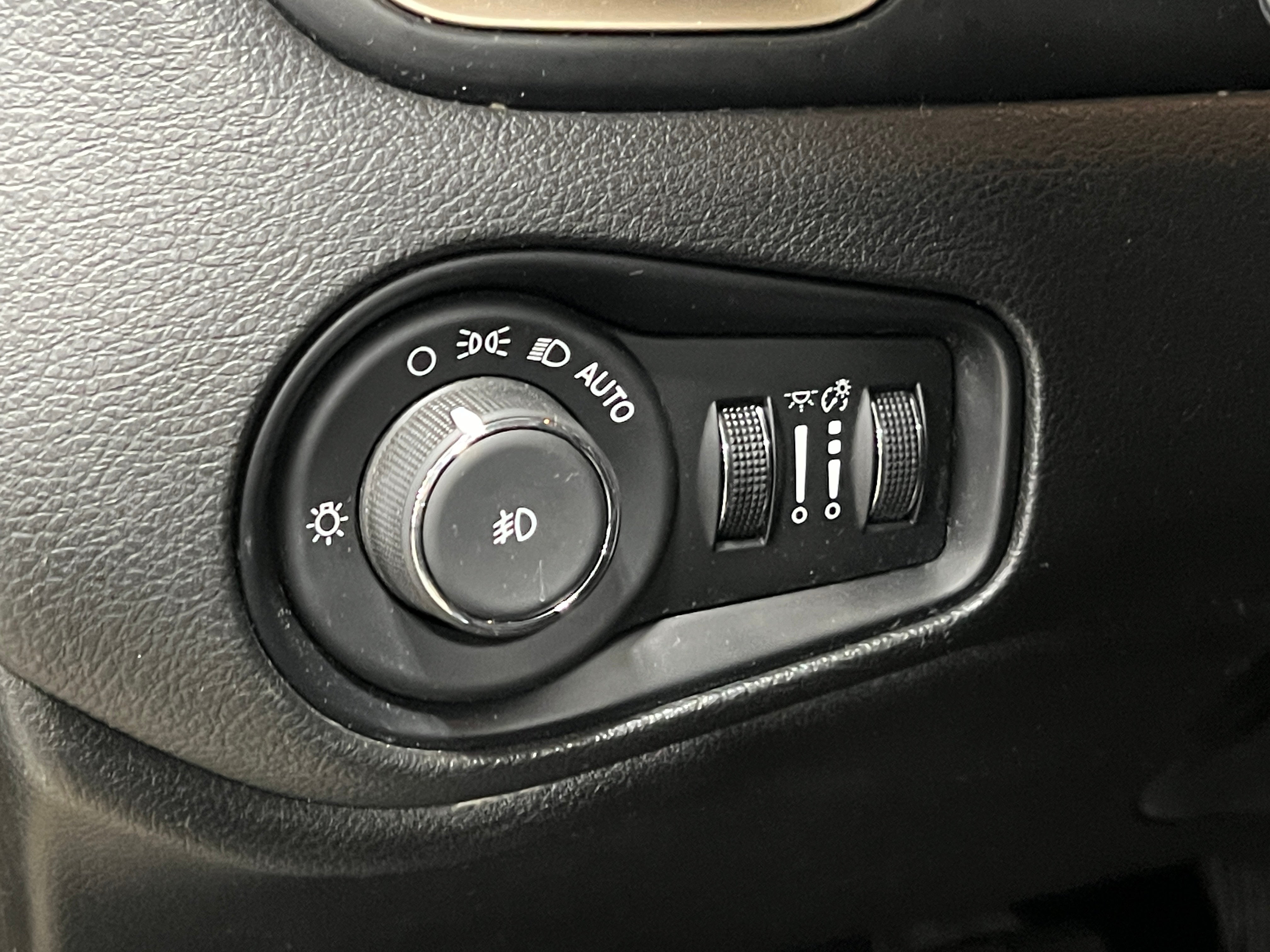 Used 2017 Jeep Renegade Latitude with VIN ZACCJBBB2HPE88460 for sale in Pewaukee, WI