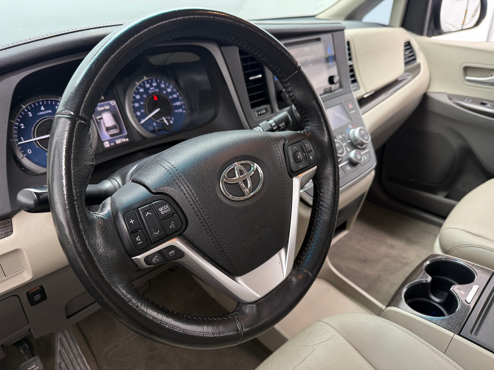 Thumbnail: 2016 Toyota Sienna - 4