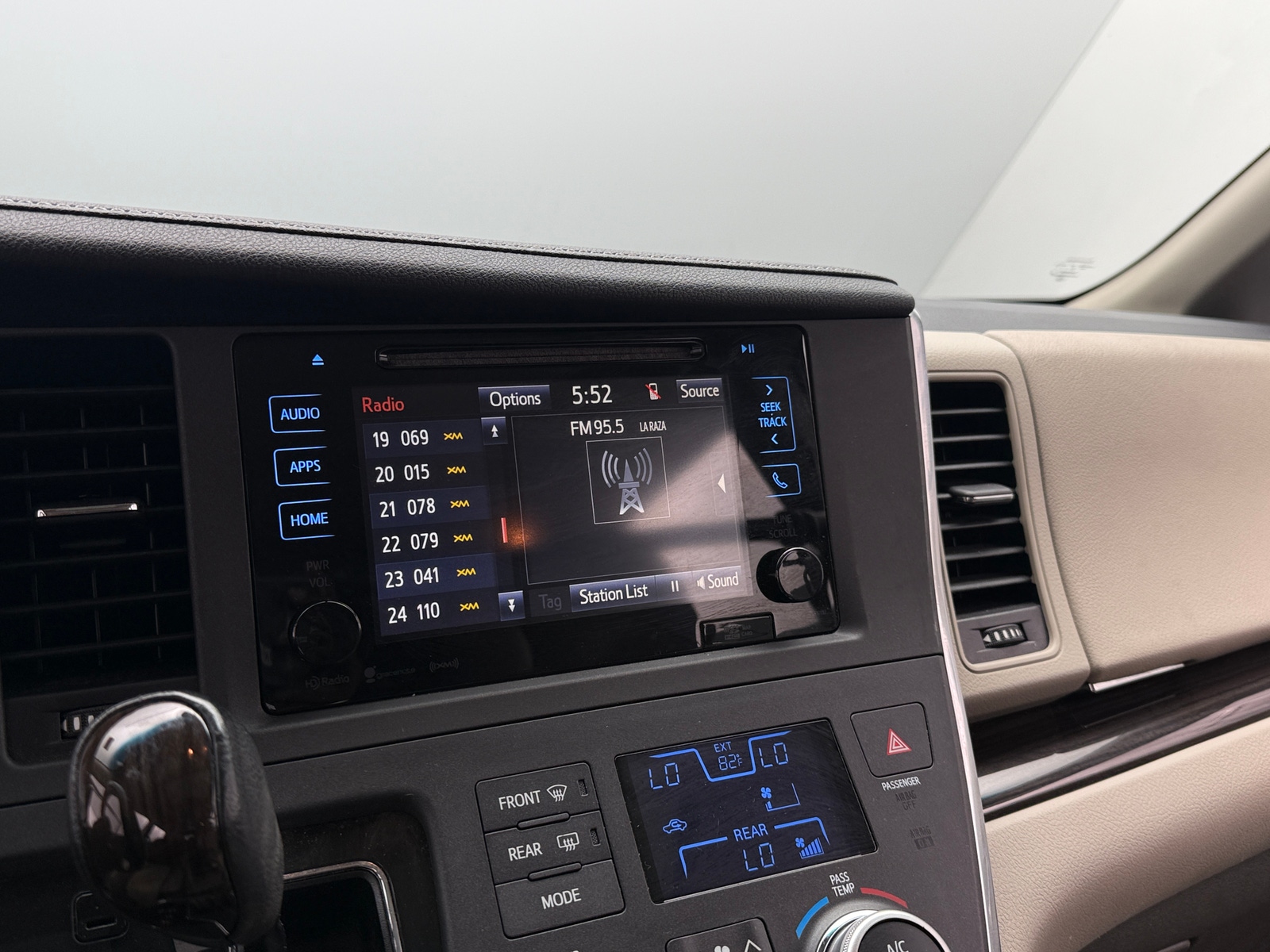 Thumbnail: 2016 Toyota Sienna - 3