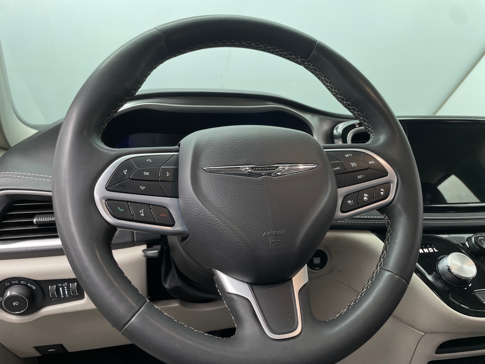 Thumbnail: 2023 Chrysler Pacifica - 4