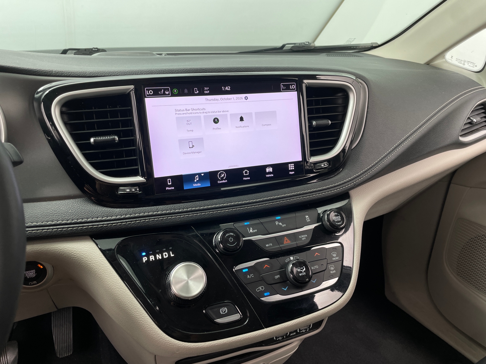 Thumbnail: 2023 Chrysler Pacifica - 3