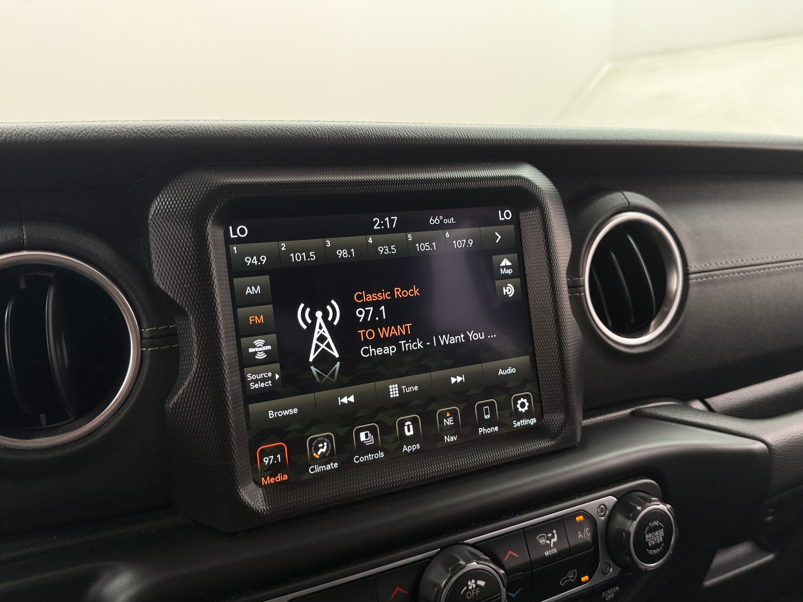 Thumbnail: 2021 Jeep Gladiator - 3