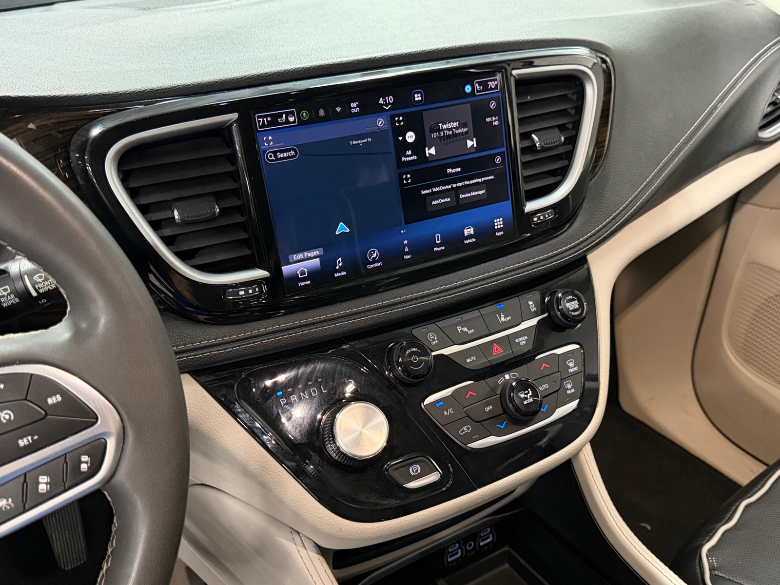 Thumbnail: 2023 Chrysler Pacifica - 3