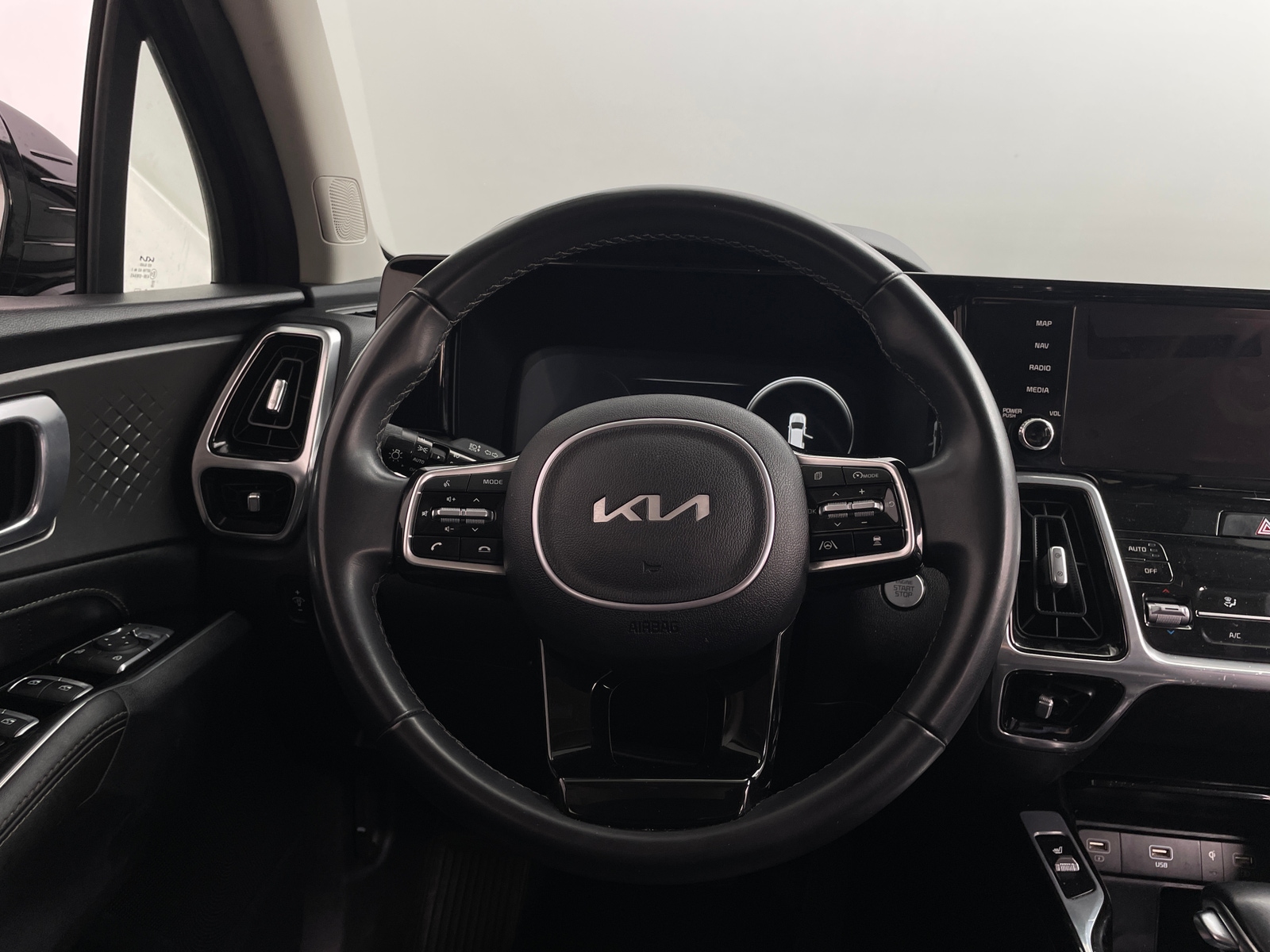 Thumbnail: 2023 Kia Sorento - 4