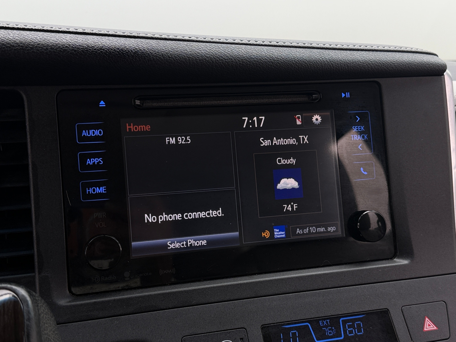 Thumbnail: 2017 Toyota Sienna - 4