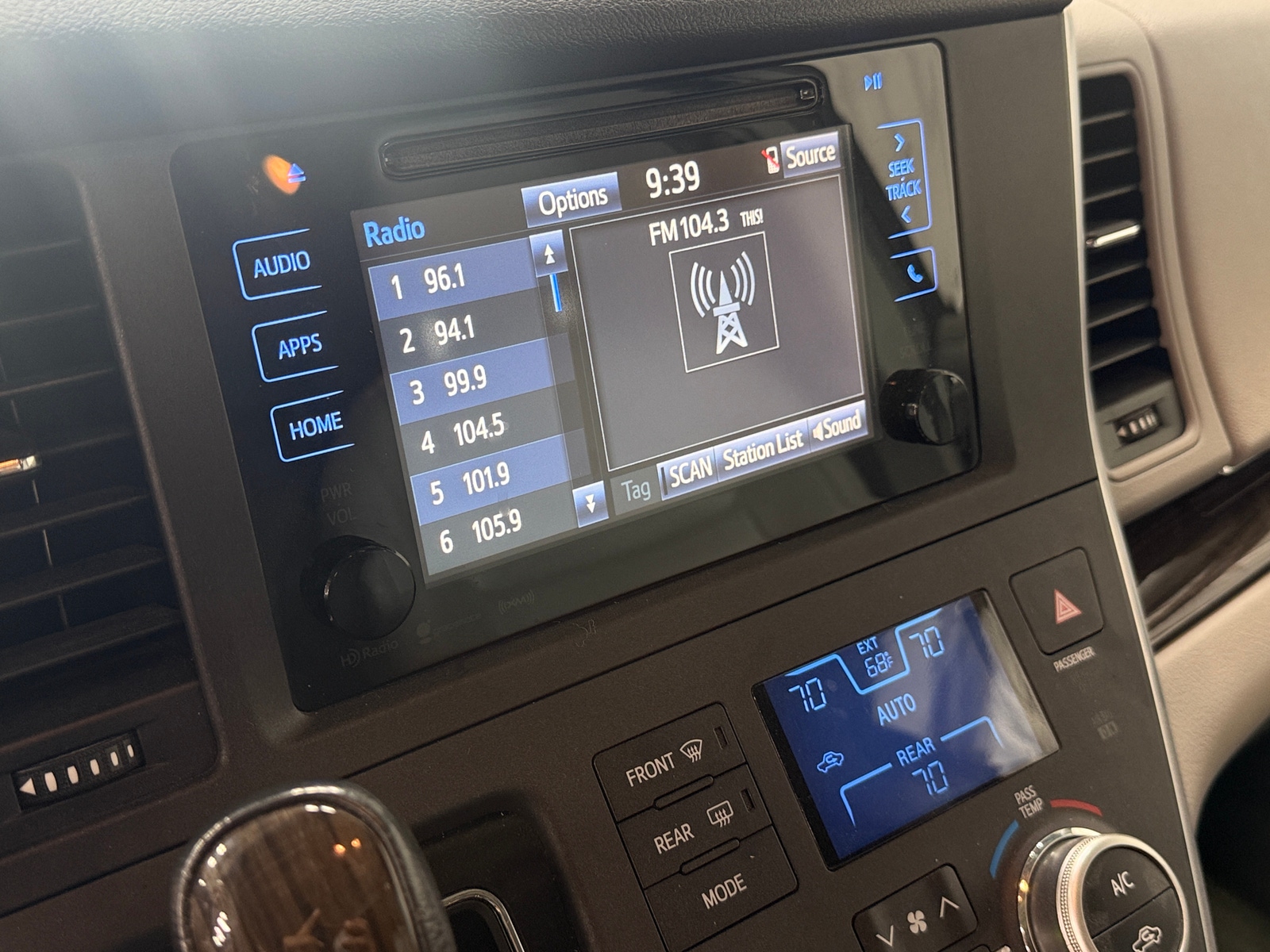 Thumbnail: 2017 Toyota Sienna - 3