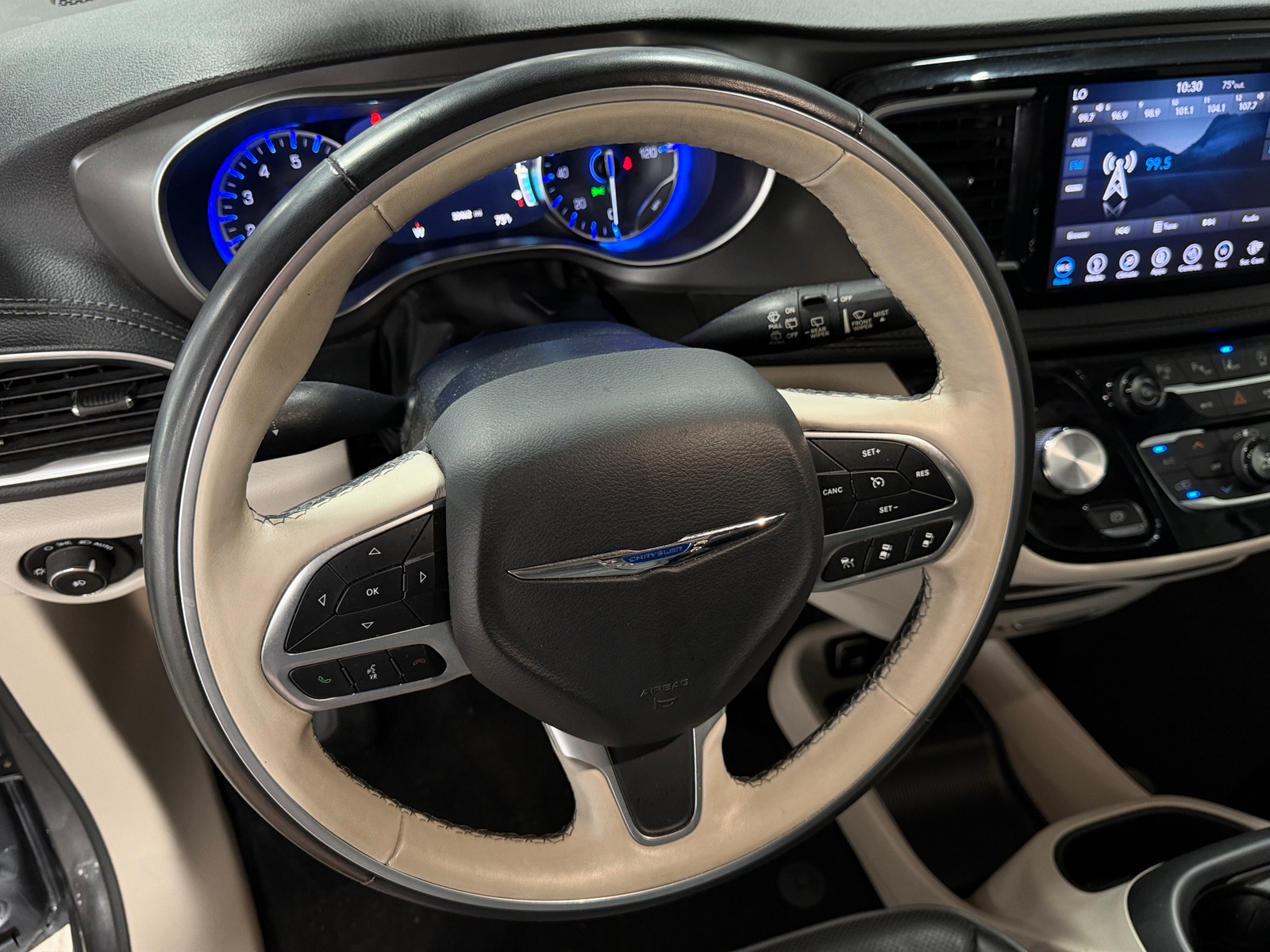 Thumbnail: 2019 Chrysler Pacifica - 4