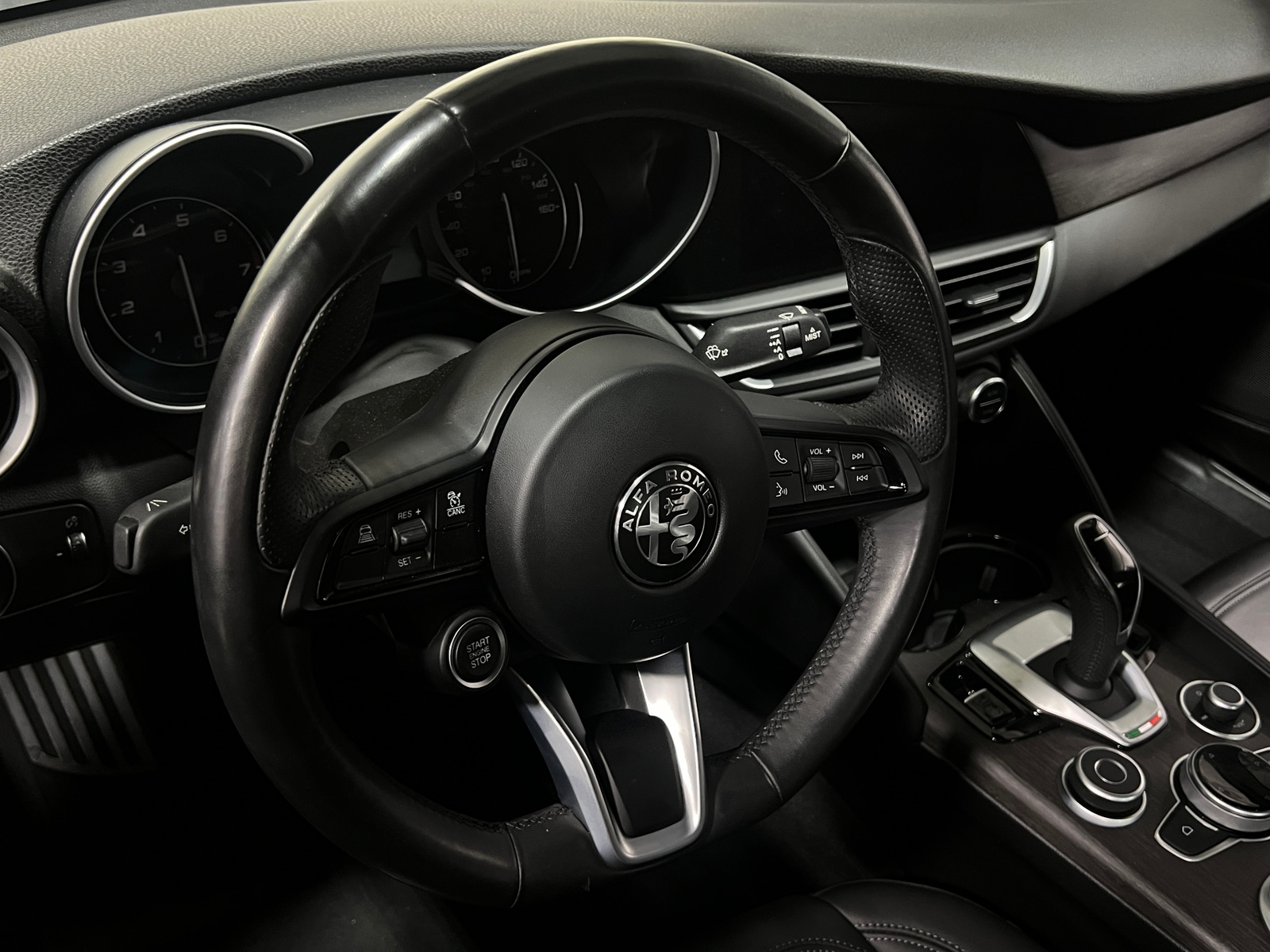 Thumbnail: 2022 Alfa Romeo Giulia - 4