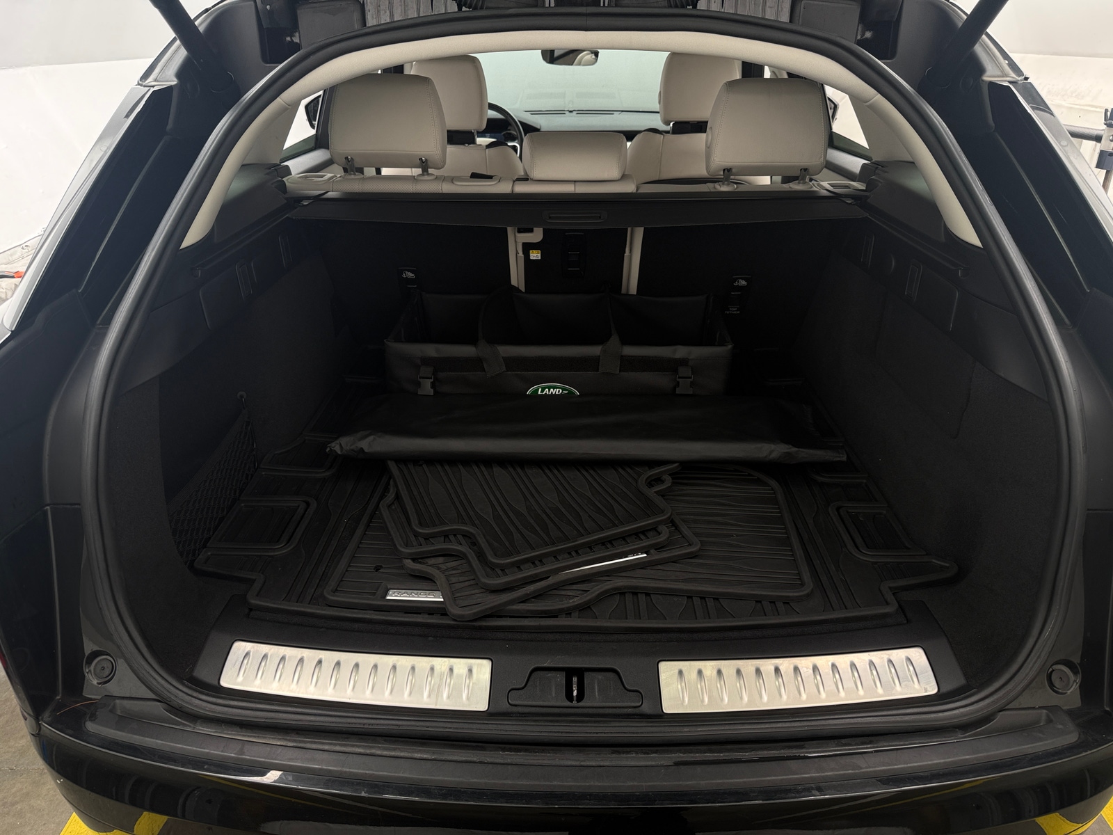 Thumbnail: 2022 Land Rover Range Rover Velar - 6