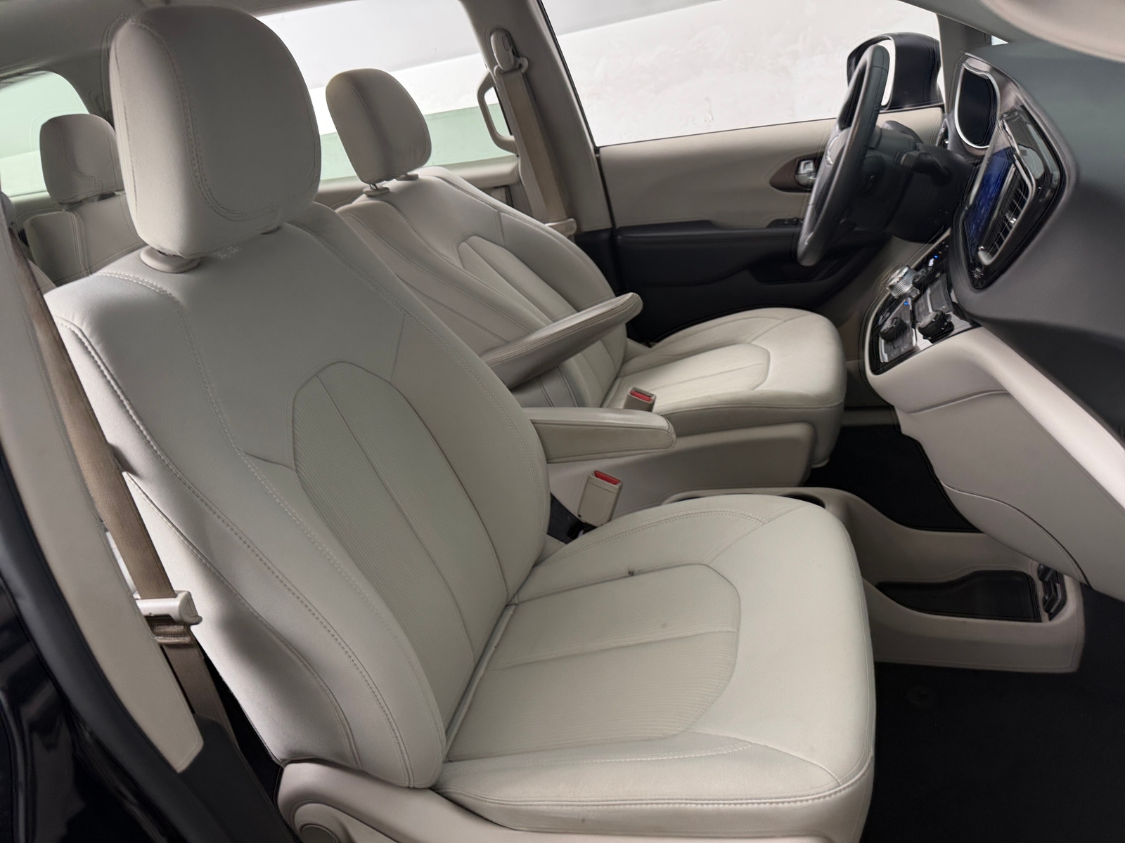 Thumbnail: 2017 Chrysler Pacifica - 2