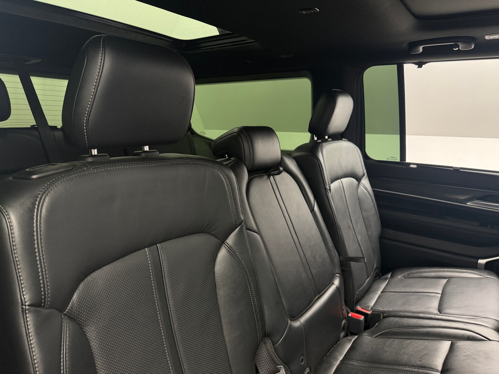 Thumbnail: 2022 Jeep Wagoneer - 5