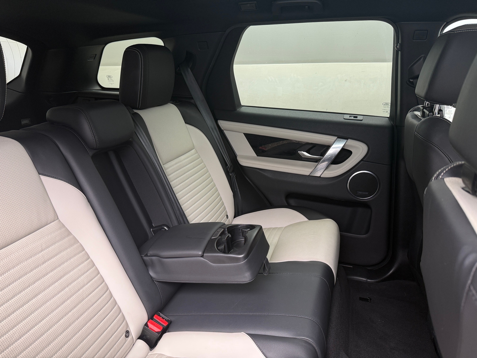 Thumbnail: 2023 Land Rover Discovery Sport - 5