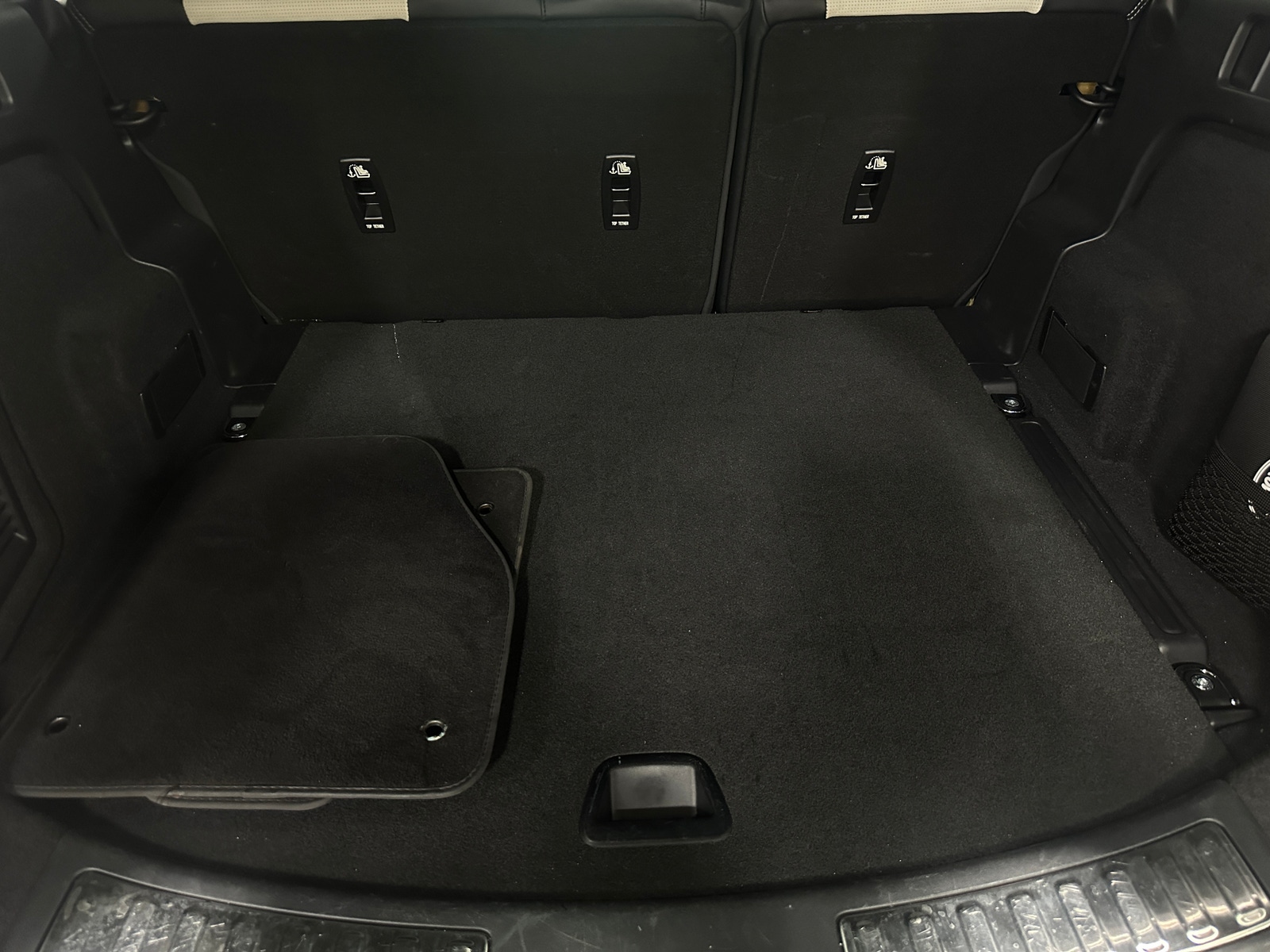 Thumbnail: 2023 Land Rover Discovery Sport - 6