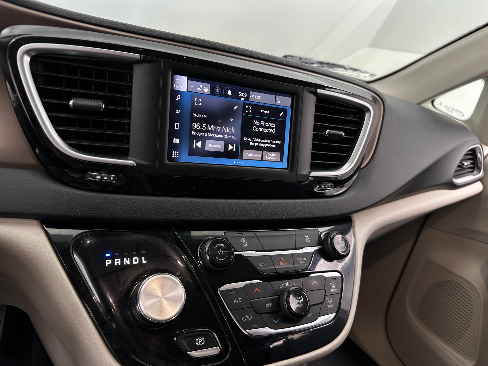 Thumbnail: 2023 Chrysler Voyager - 4