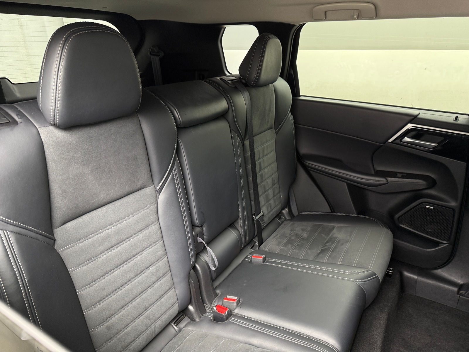 Thumbnail: 2025 Mitsubishi Outlander - 6
