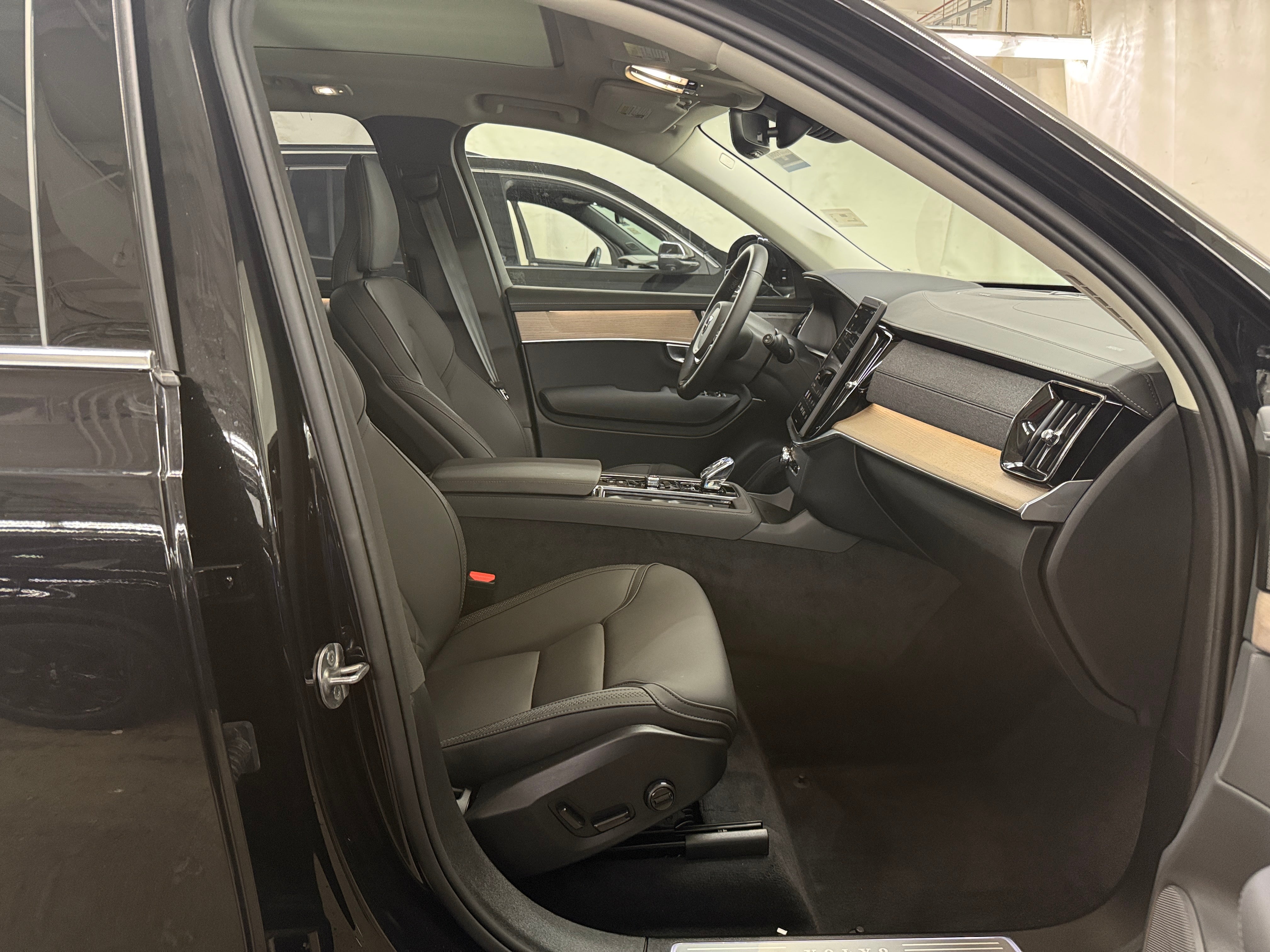 2026 Volvo XC90 Plus - Photo 3