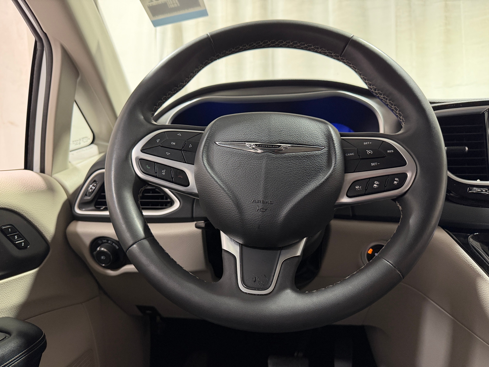 Thumbnail: 2023 Chrysler Pacifica - 4
