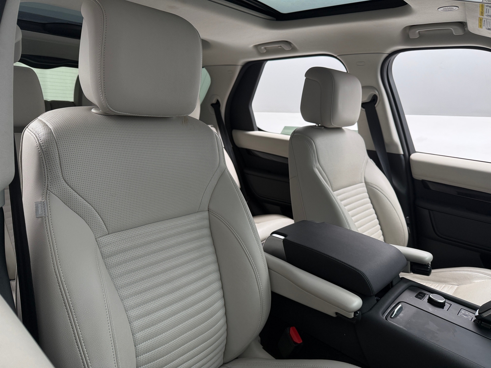 Thumbnail: 2025 Land Rover Discovery - 2