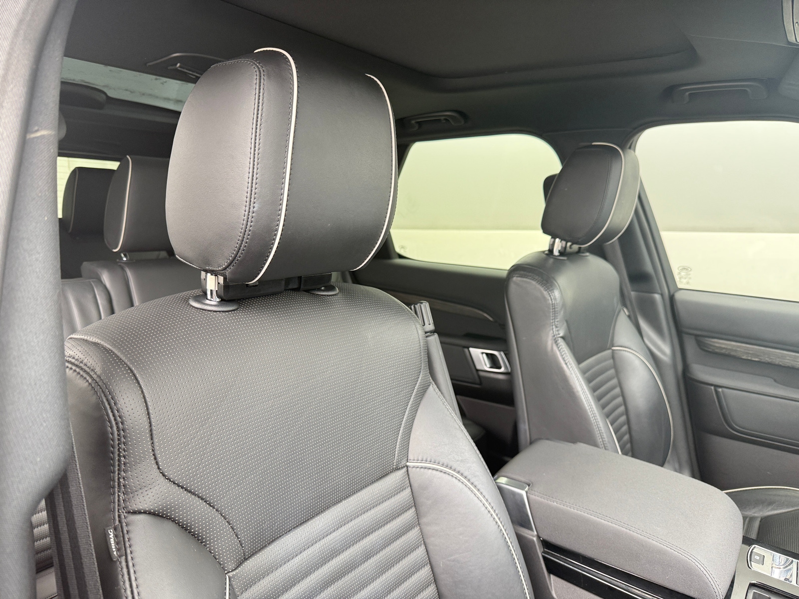 Thumbnail: 2018 Land Rover Discovery - 2