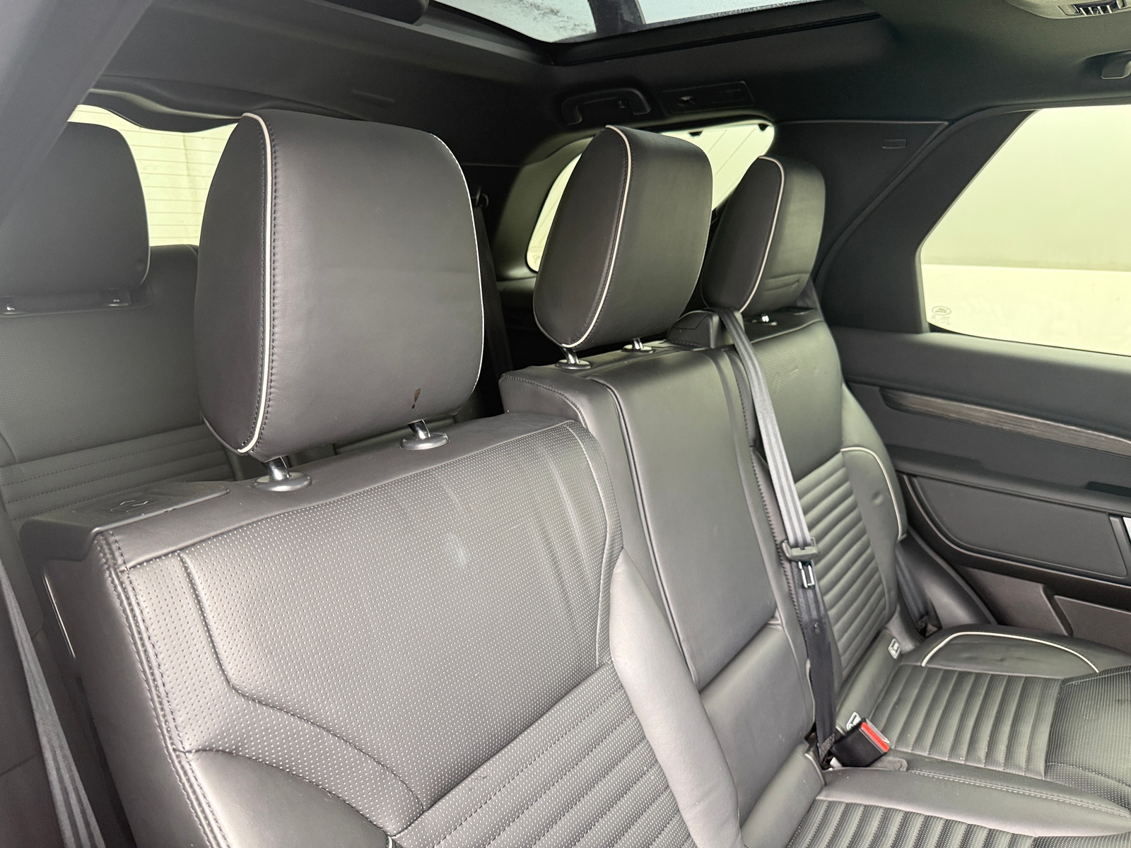 Thumbnail: 2018 Land Rover Discovery - 6