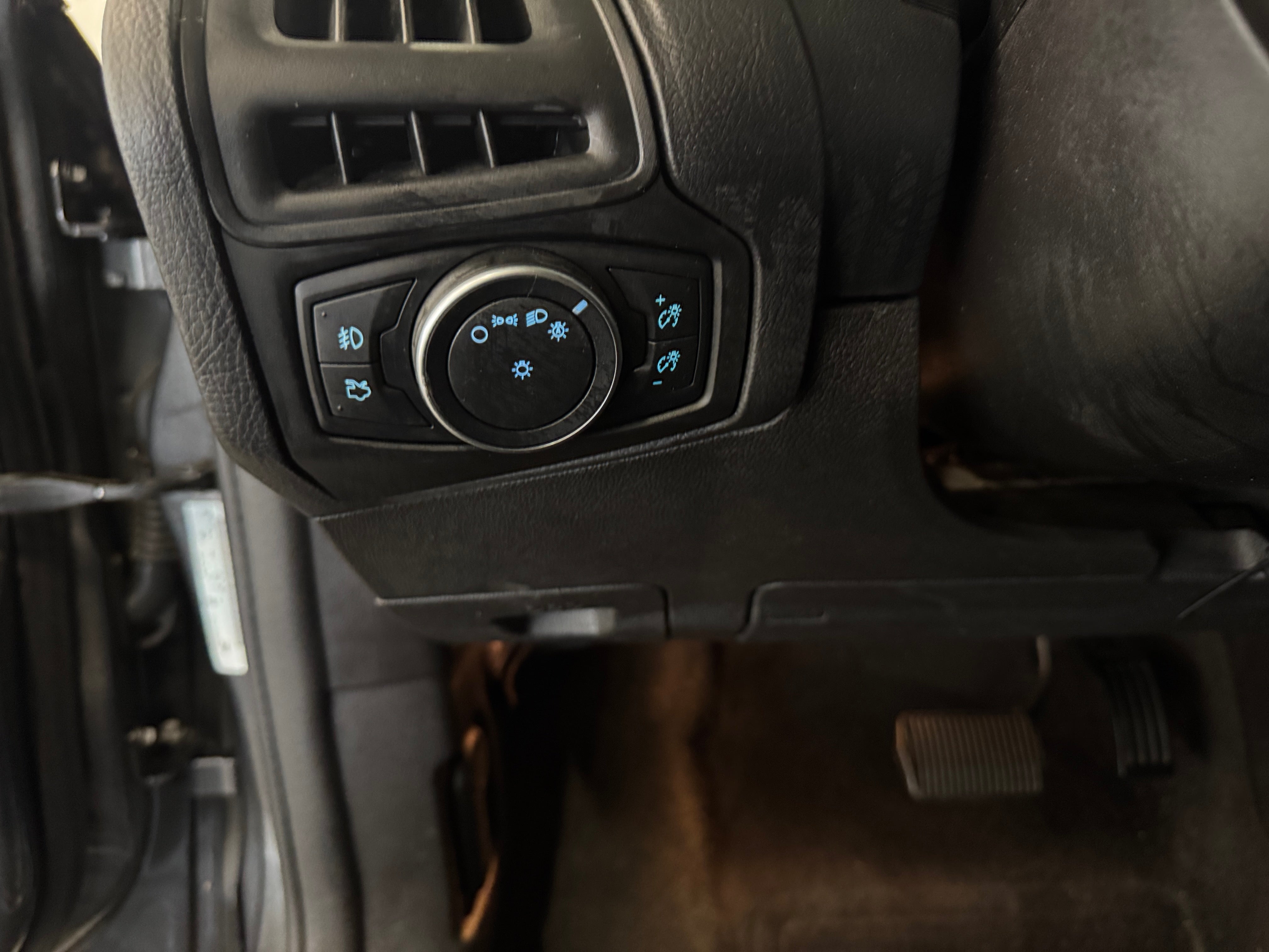 Used 2017 Ford Focus SE with VIN 1FADP3FEXHL301831 for sale in Pewaukee, WI