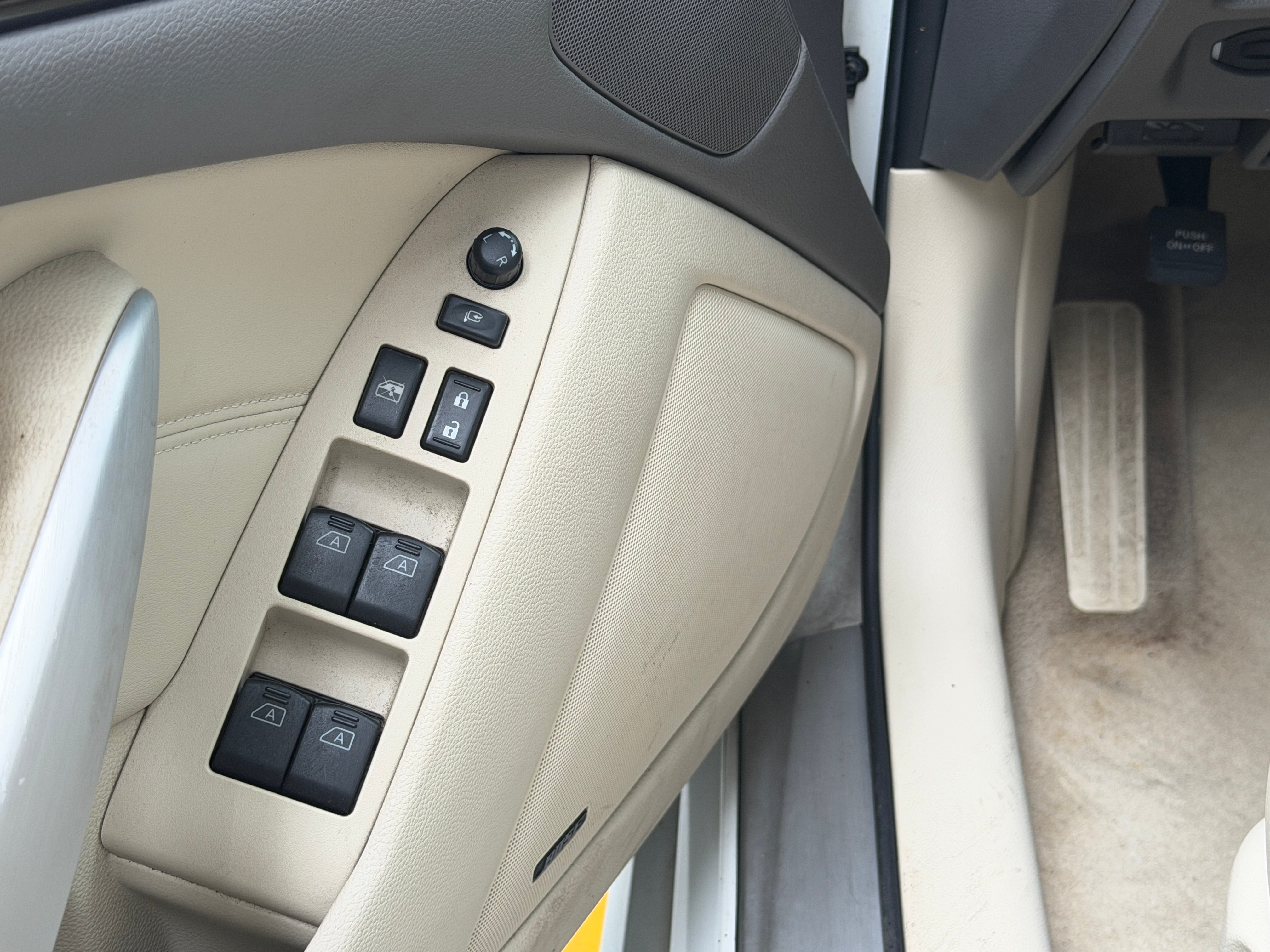 2012 INFINITI G Convertible 37