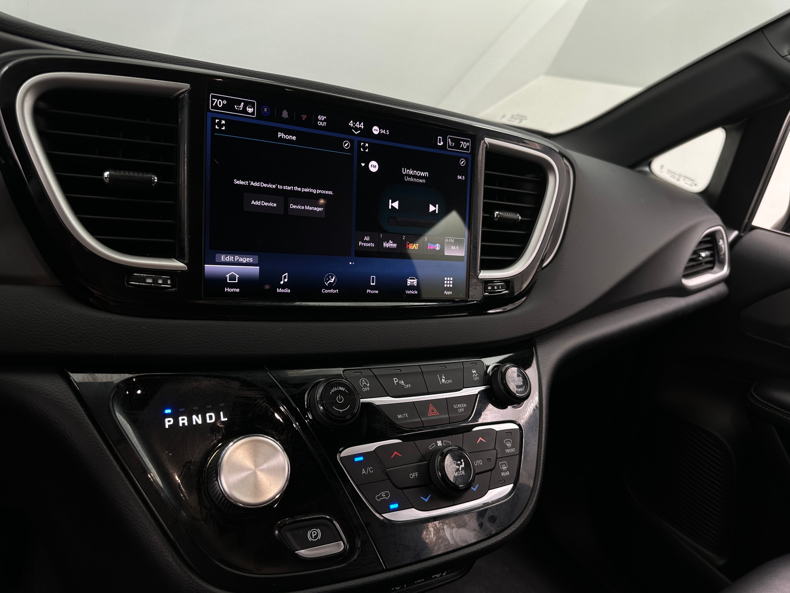 Thumbnail: 2025 Chrysler Pacifica - 3