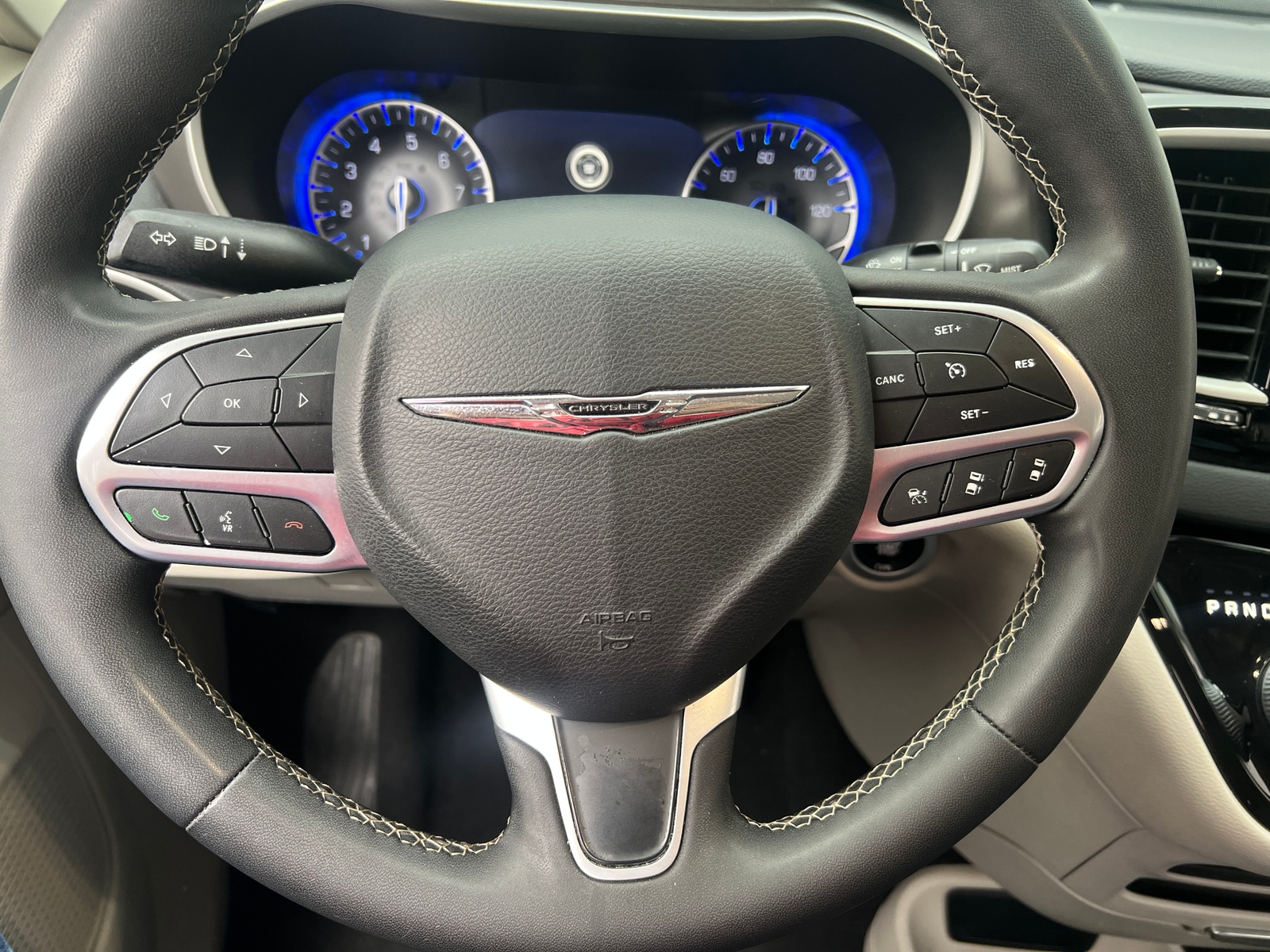 Thumbnail: 2022 Chrysler Pacifica - 4