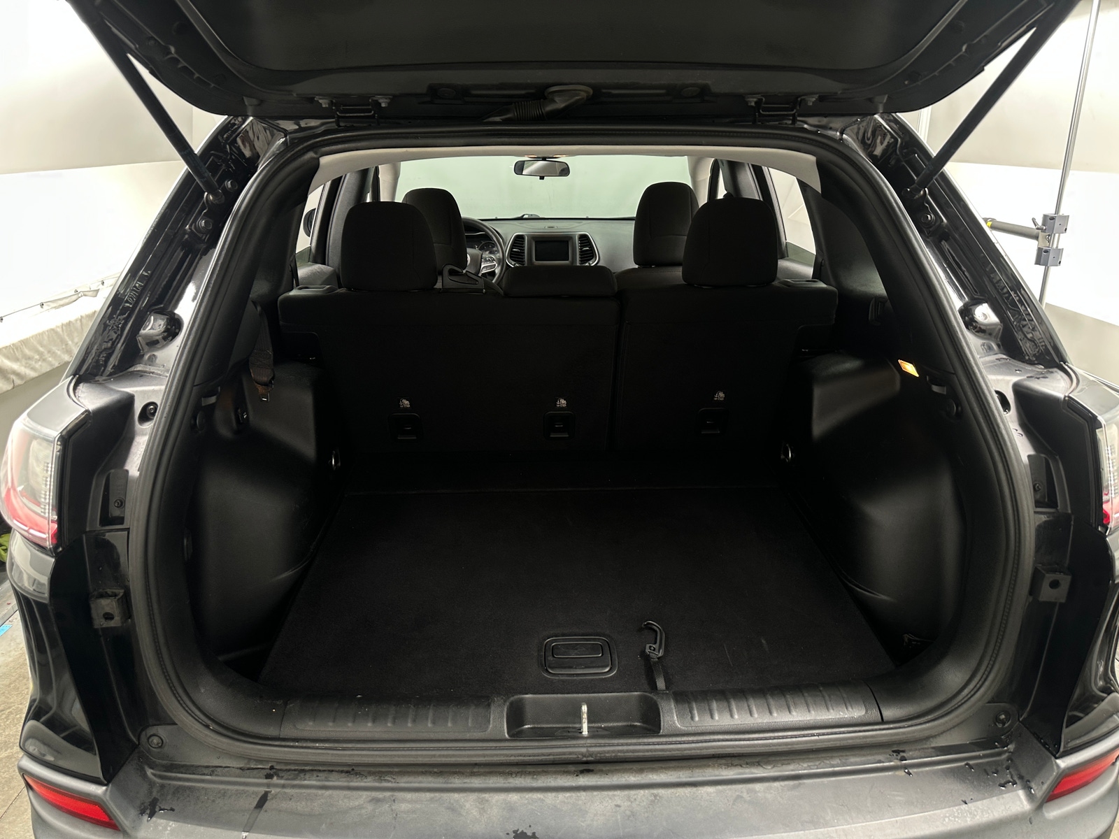 Thumbnail: 2019 Jeep Cherokee - 7