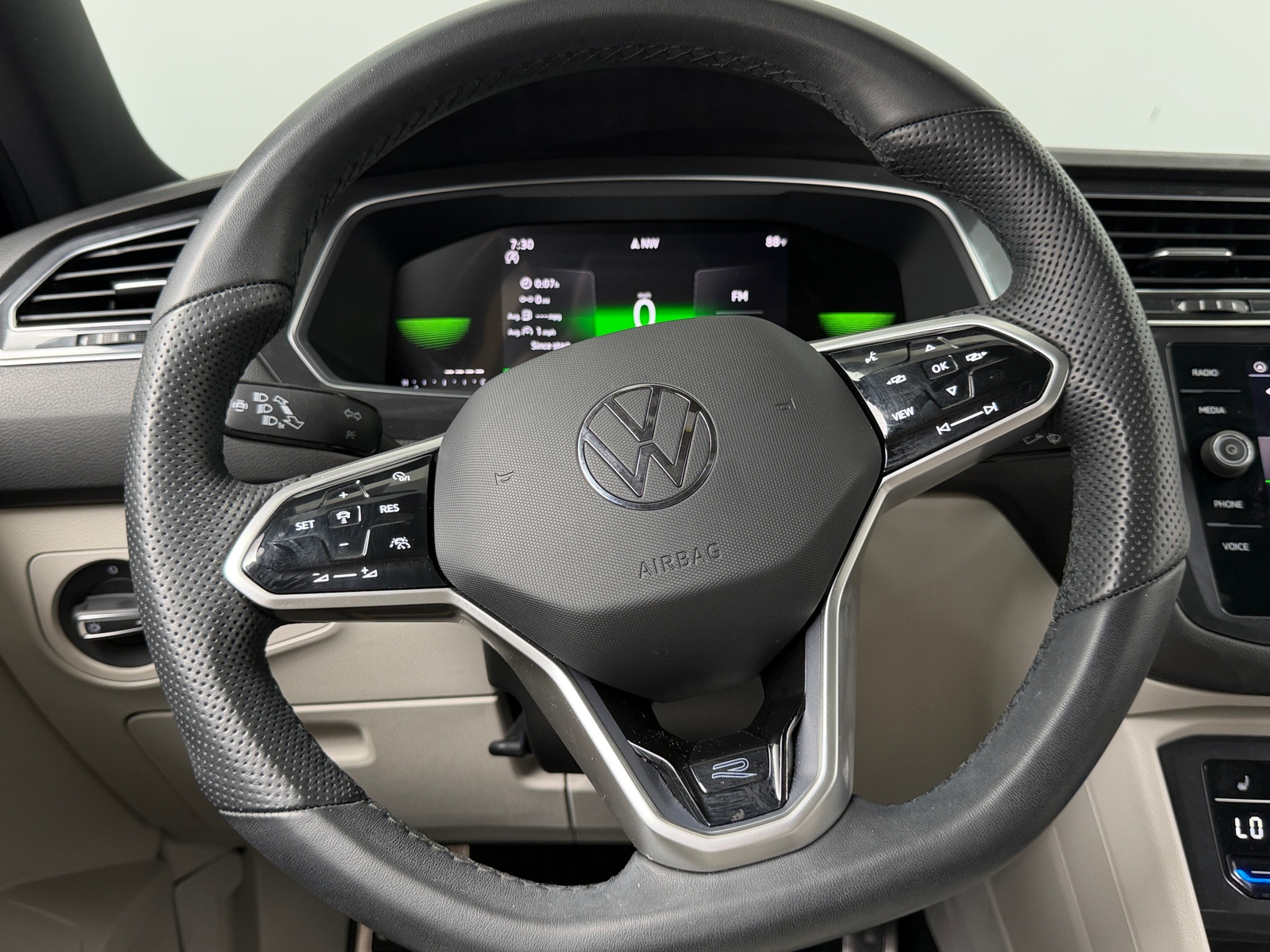 Thumbnail: 2023 Volkswagen Tiguan - 4