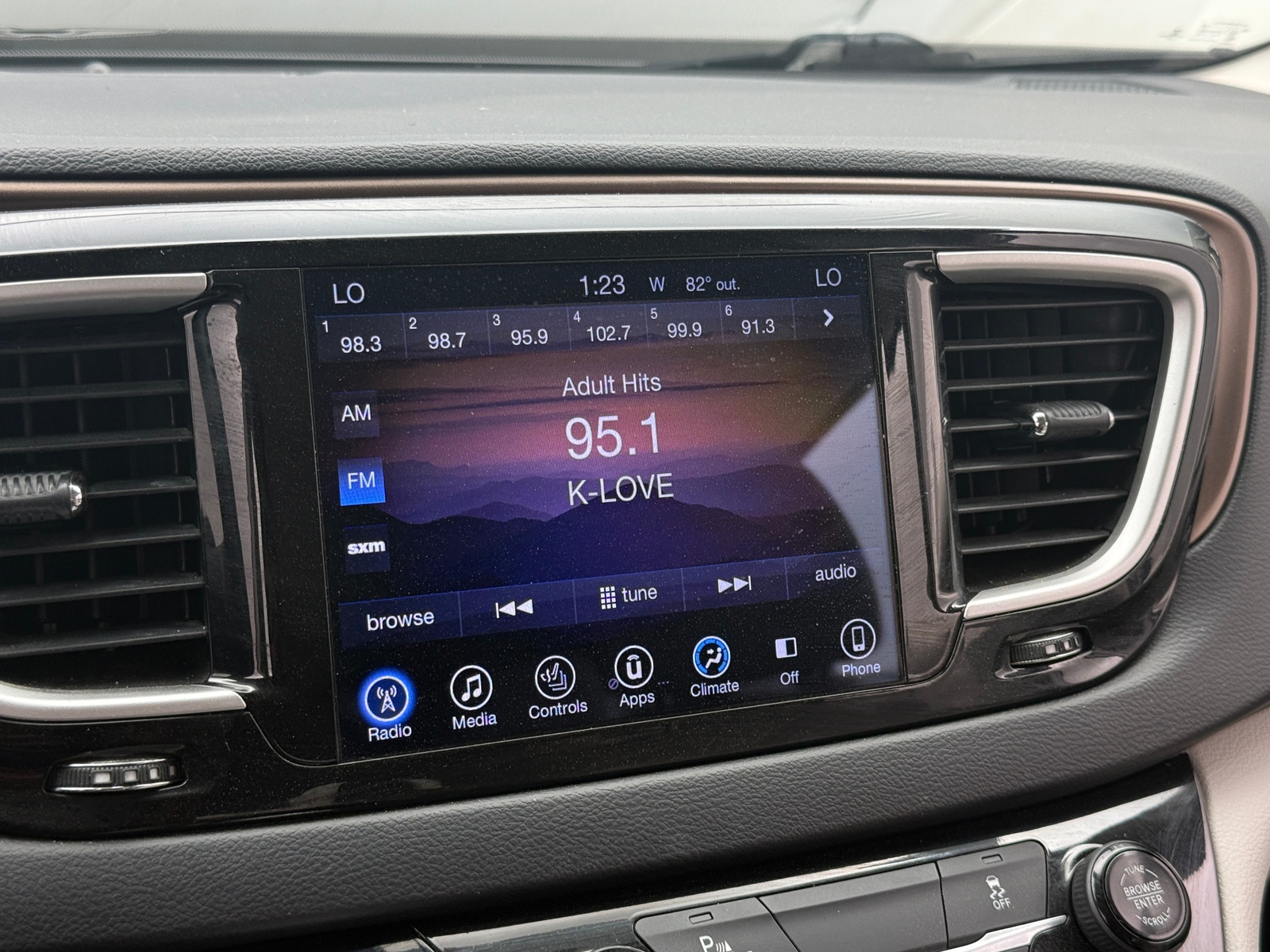 Thumbnail: 2017 Chrysler Pacifica - 3
