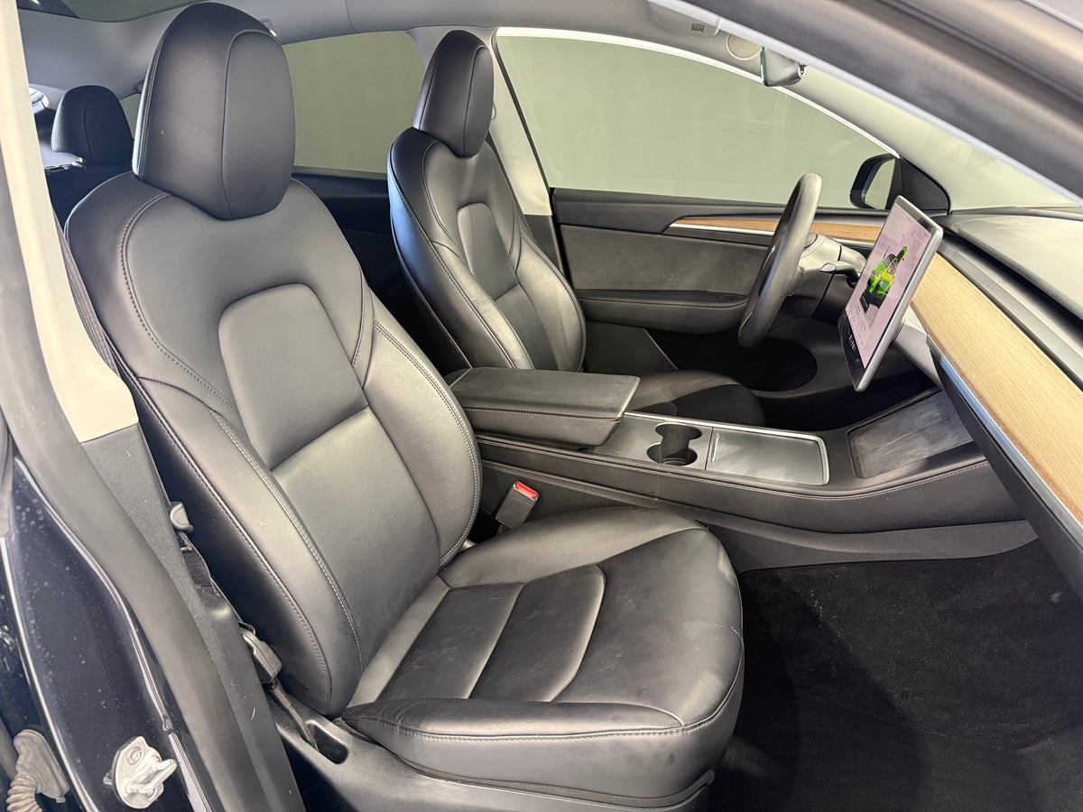 2024 Tesla Model Y Performance All-Wheel Drive in Stealth Grey — photo 2
