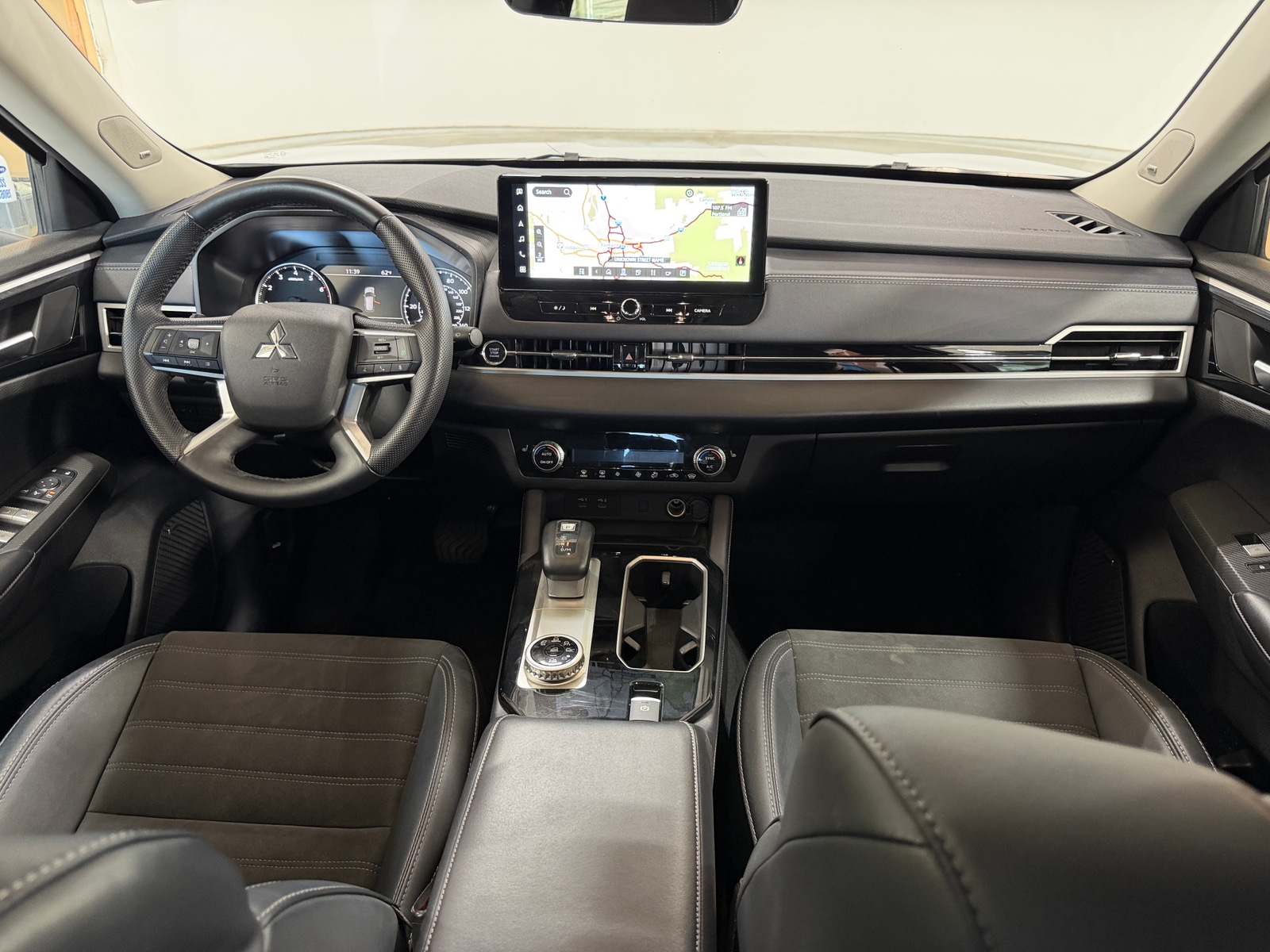 Thumbnail: 2025 Mitsubishi Outlander - 3