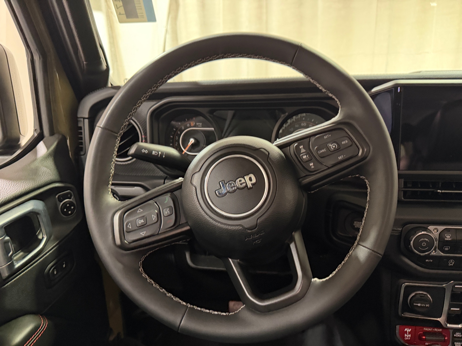 Thumbnail: 2025 Jeep Gladiator - 4