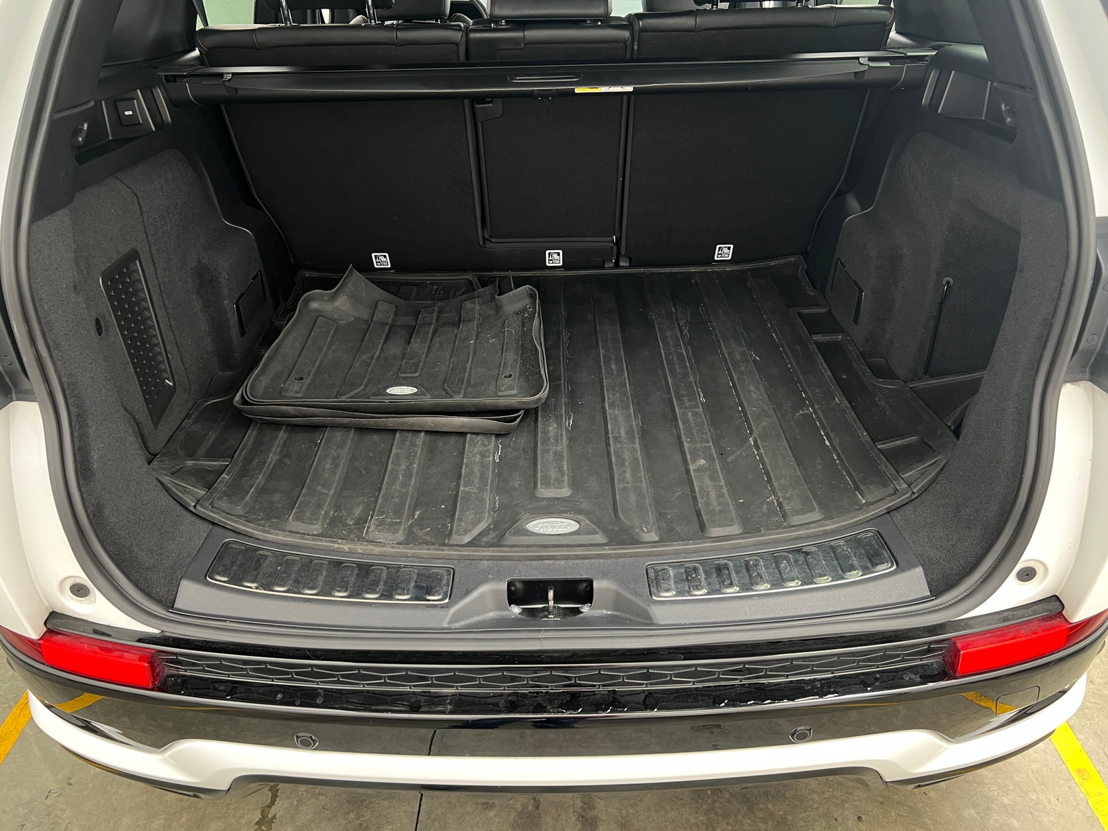 Thumbnail: 2022 Land Rover Discovery Sport - 6