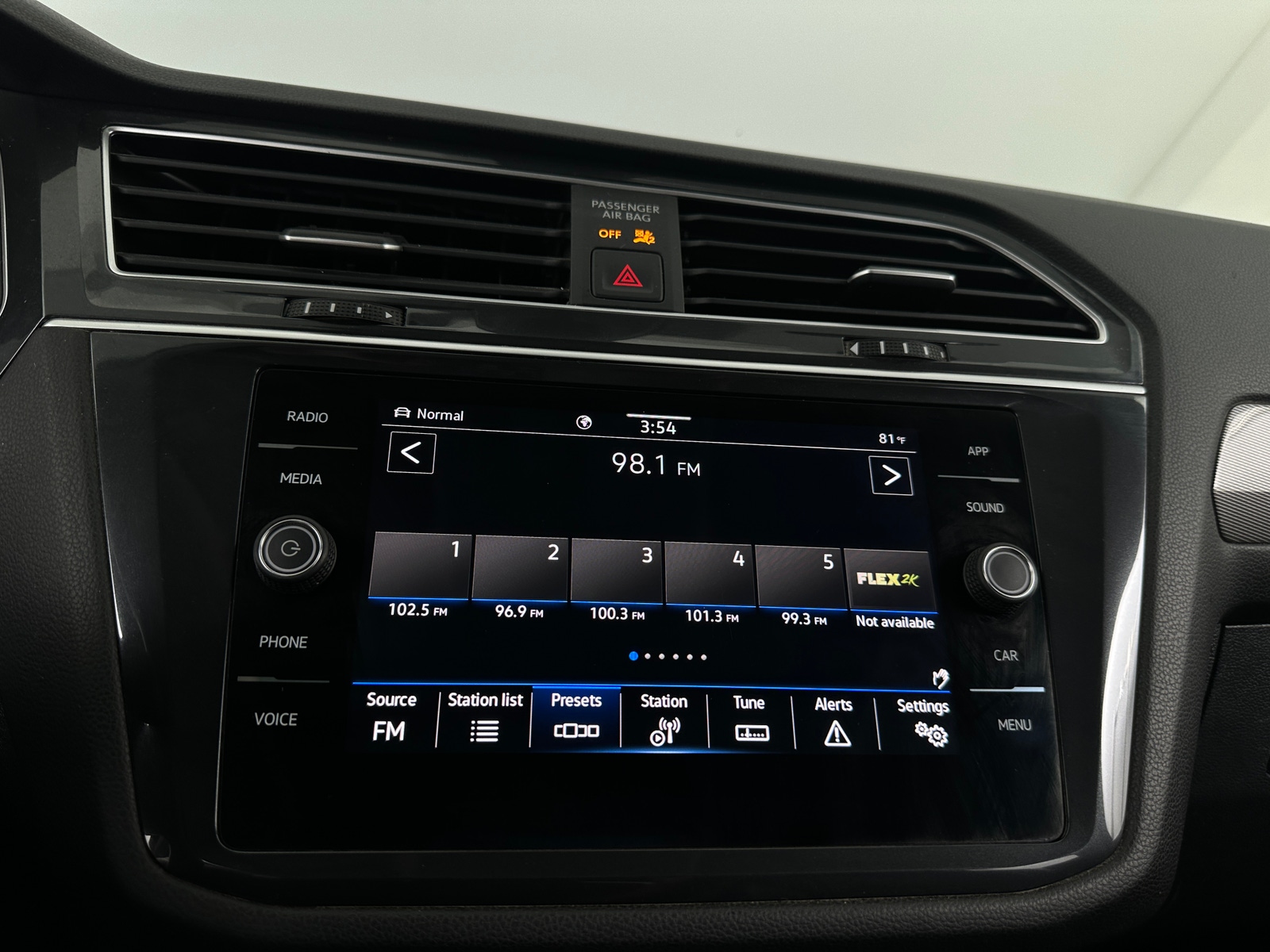Thumbnail: 2024 Volkswagen Tiguan - 3