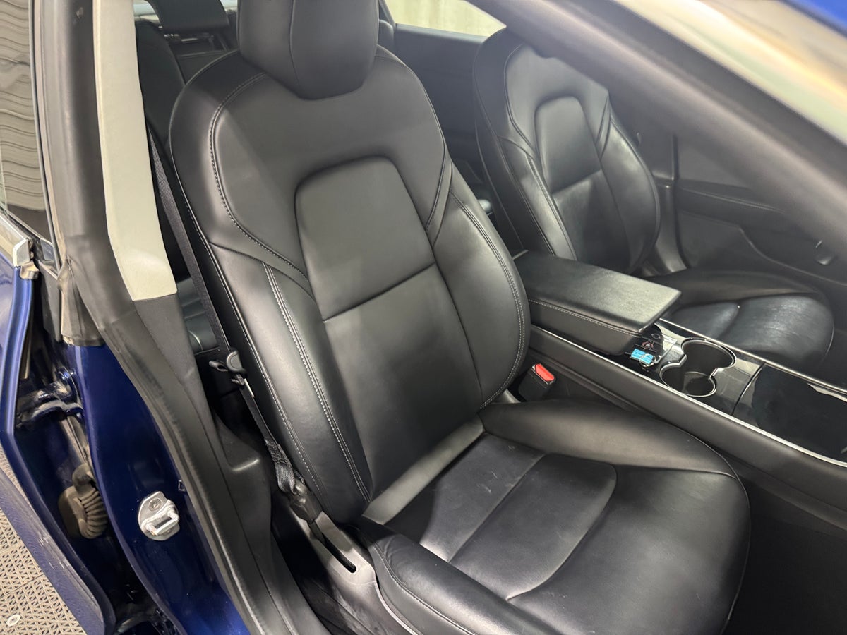 2020 Tesla Model 3 Standard Range Plus in Deep Blue Metallic — photo 2
