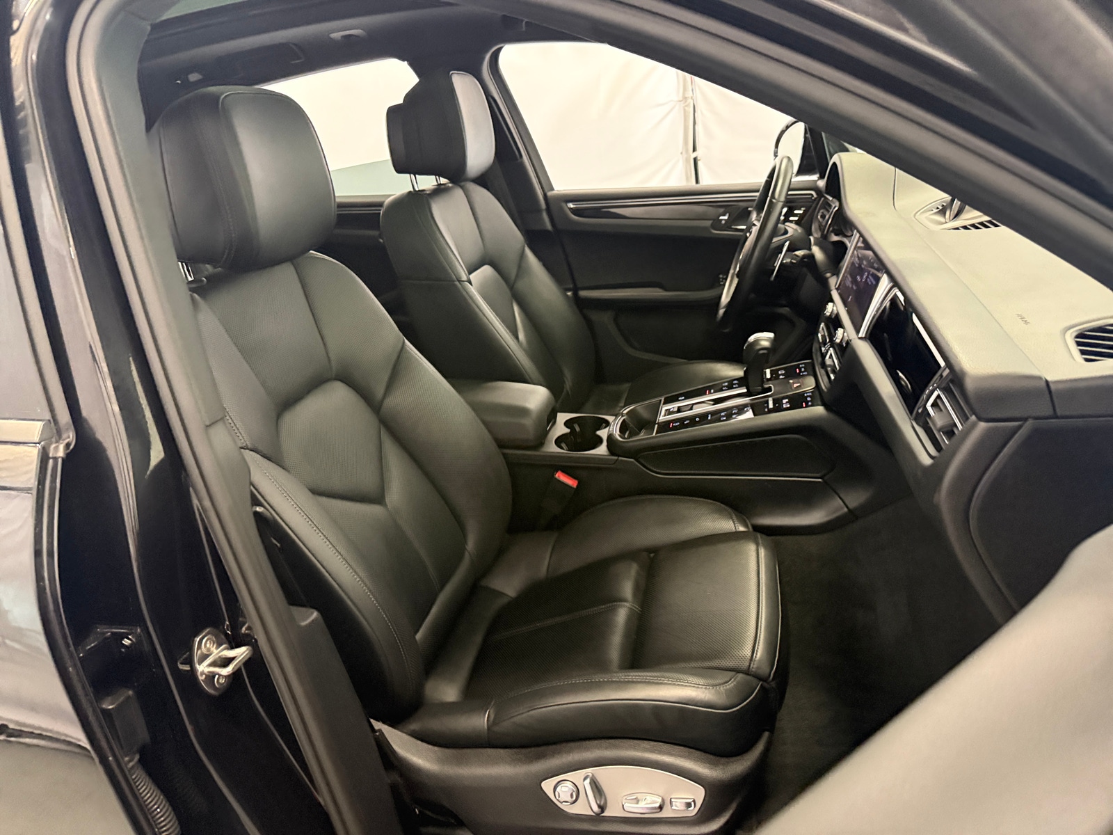 Thumbnail: 2024 Porsche Macan - 2