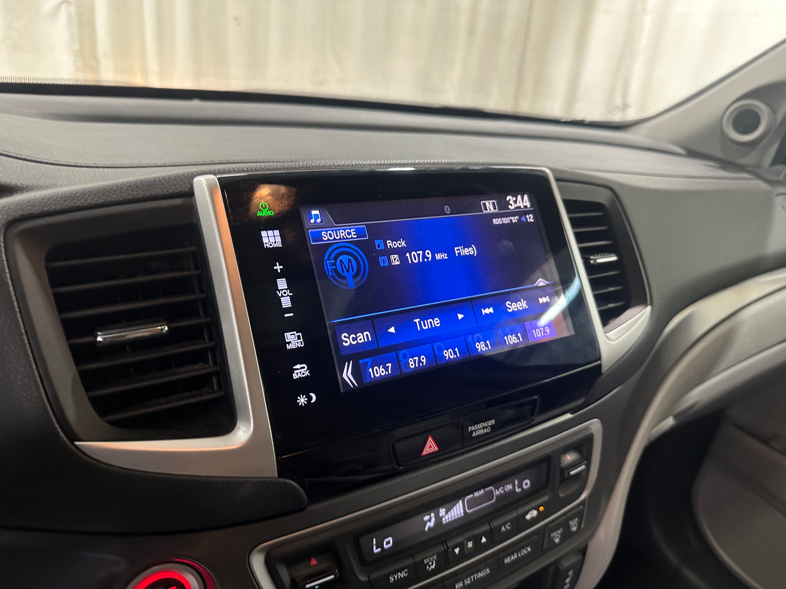 Thumbnail: 2016 Honda Pilot - 3