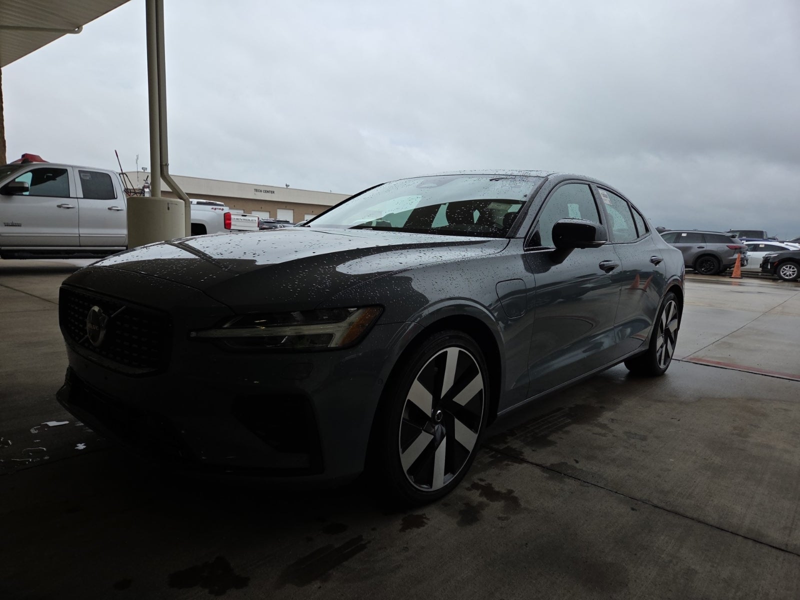 2024 Volvo S60 Recharge Plug-In Hybrid Plus Dark Theme