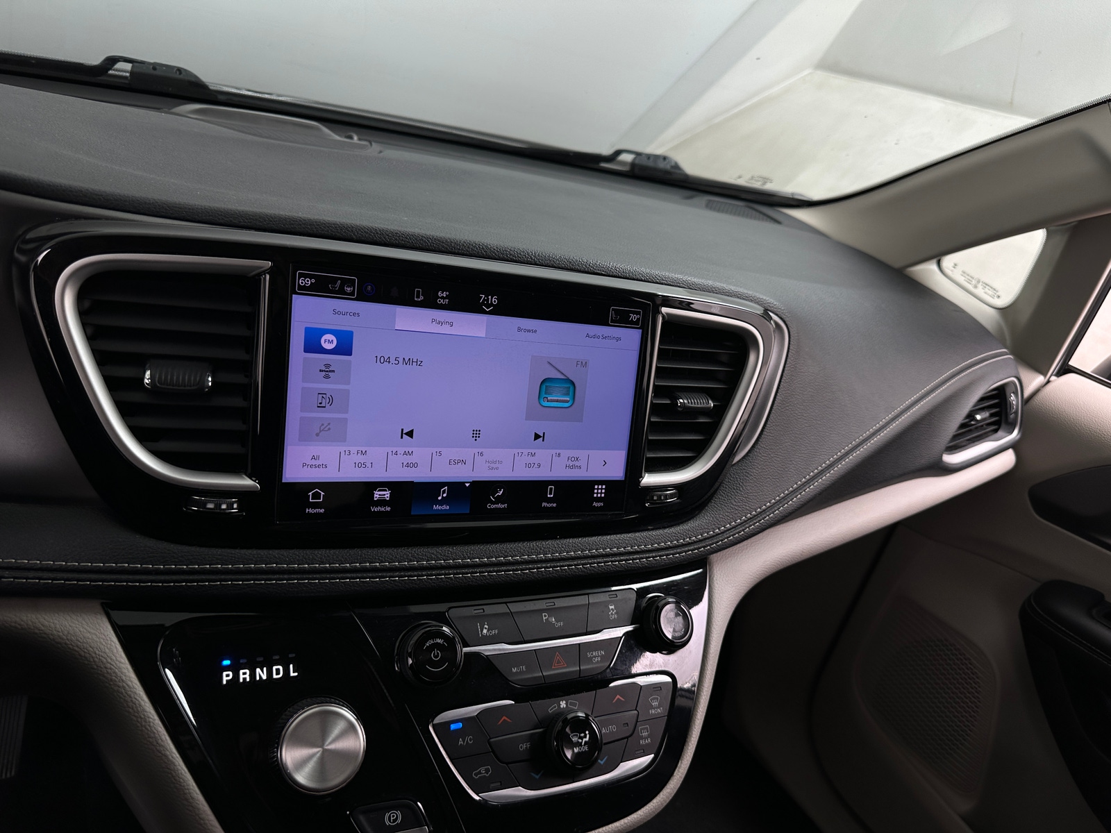 Thumbnail: 2023 Chrysler Pacifica - 3