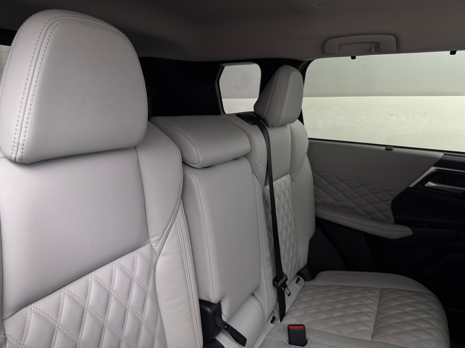 Thumbnail: 2024 Mitsubishi Outlander - 6
