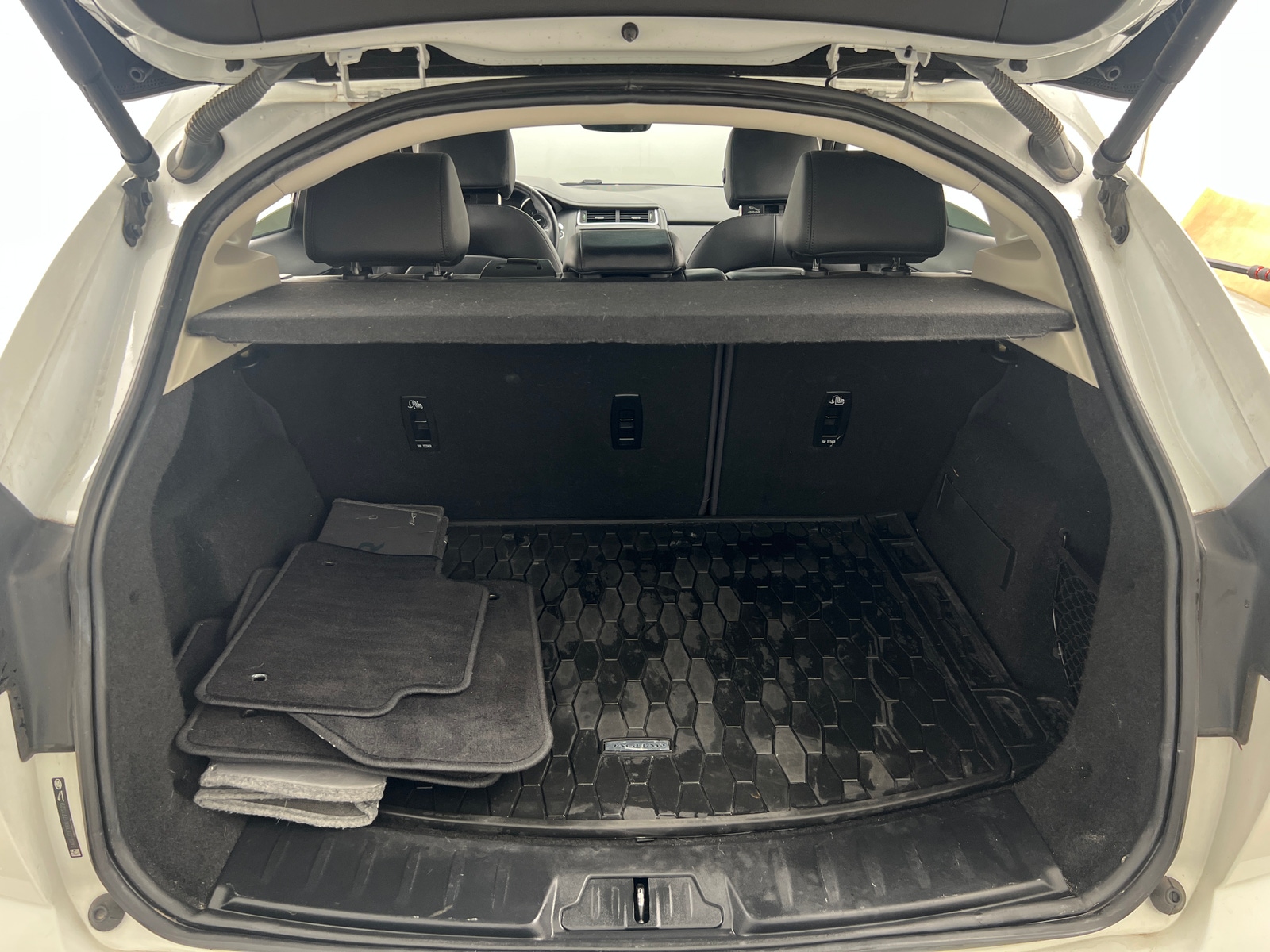 Thumbnail: 2019 Jaguar E-Pace - 6