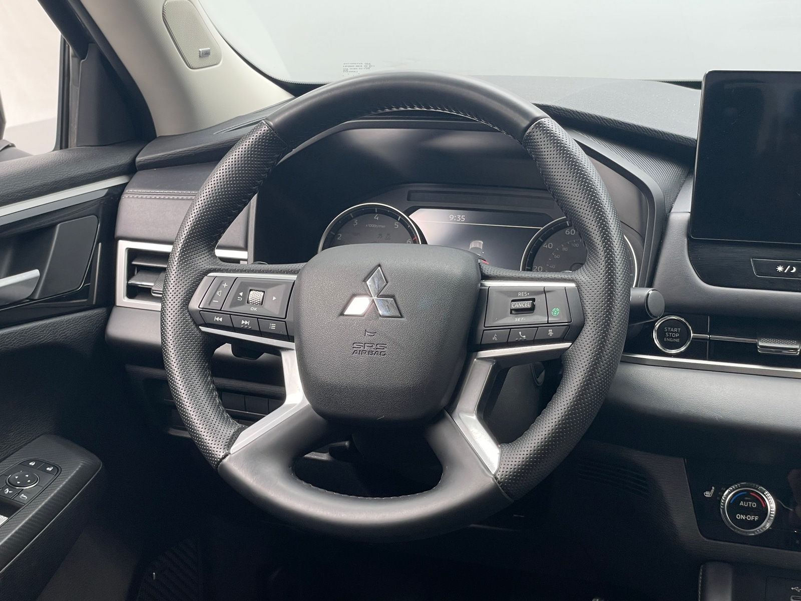 Thumbnail: 2025 Mitsubishi Outlander - 5